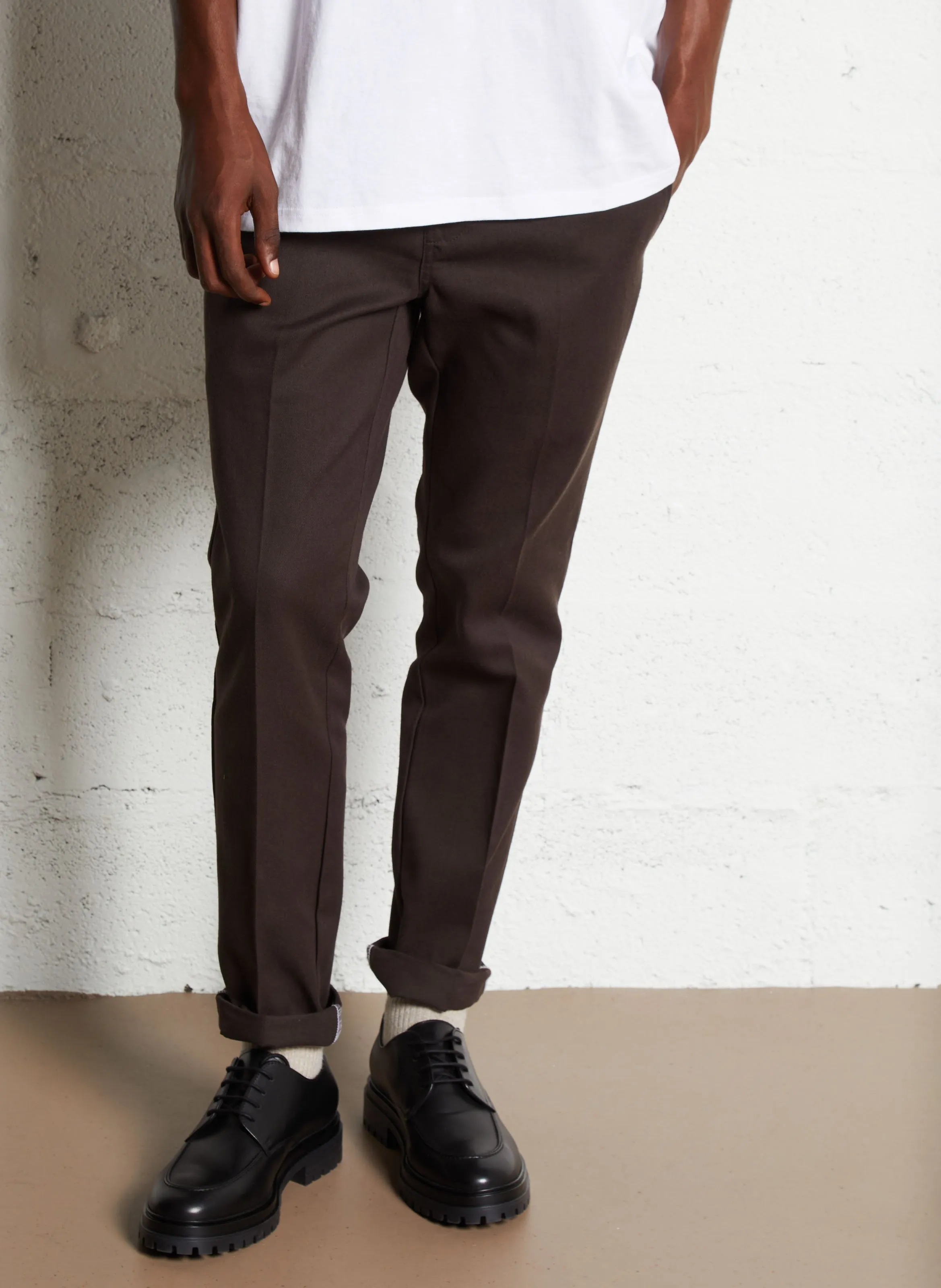872  PANTALóN SLIM FIT EN MARRON