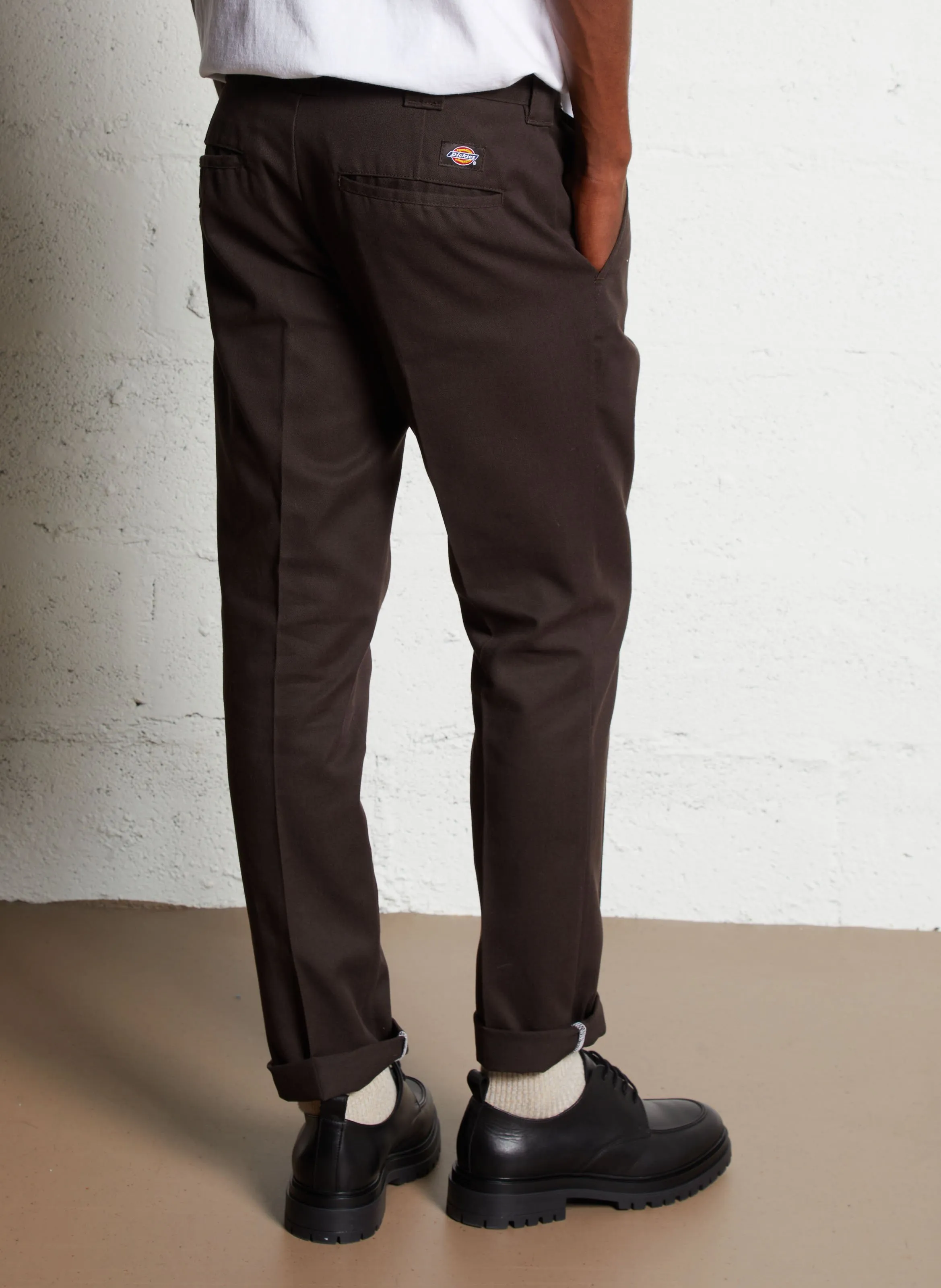 872  PANTALóN SLIM FIT EN MARRON
