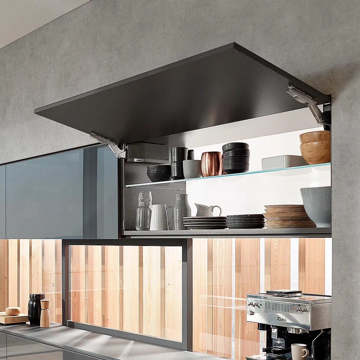 Aventos Blum HK Top modelo compacto para puertas abatibles