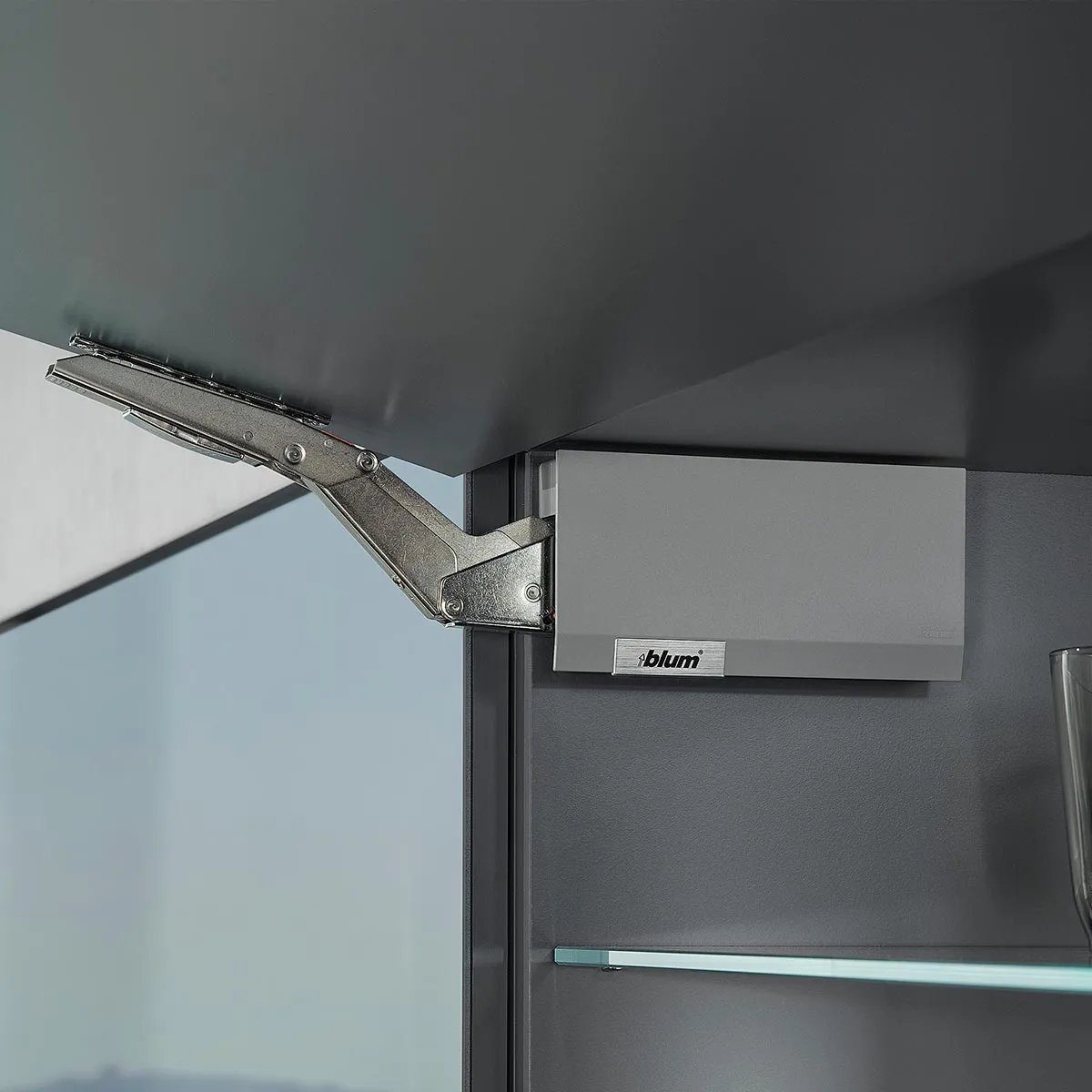 Aventos Blum HK Top modelo compacto para puertas abatibles