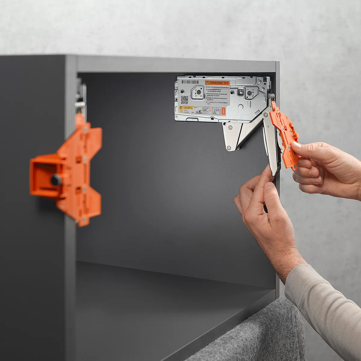 Aventos Blum HK Top modelo compacto para puertas abatibles