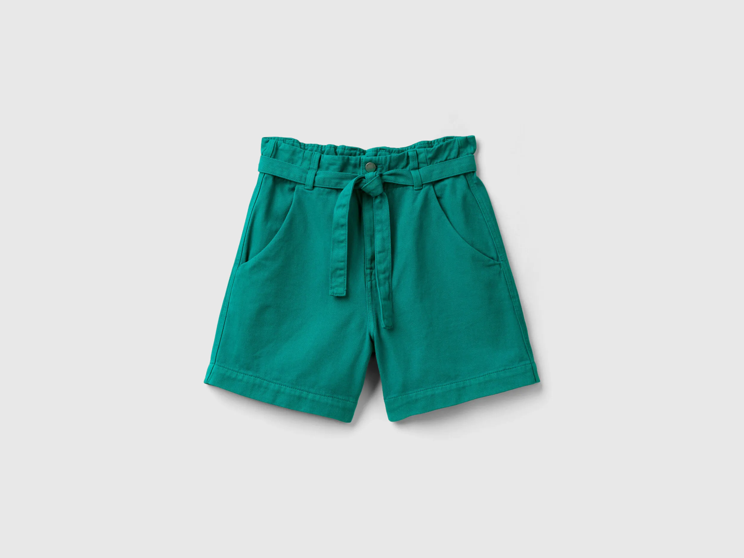 Bermudas con pernera amplia