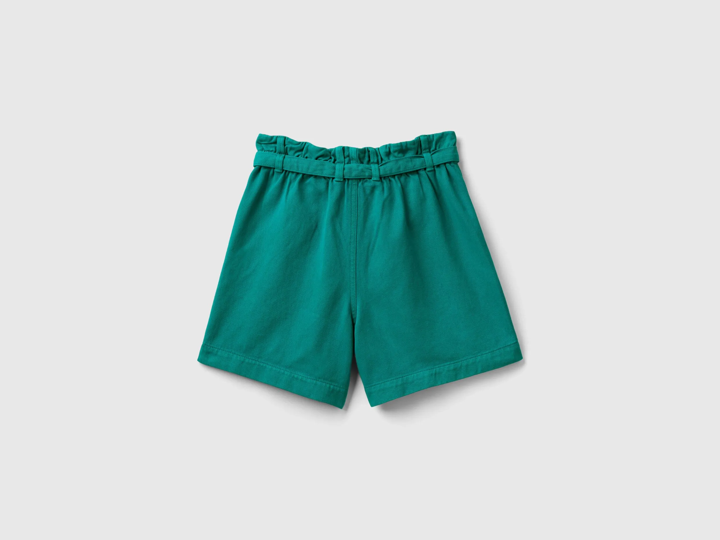 Bermudas con pernera amplia