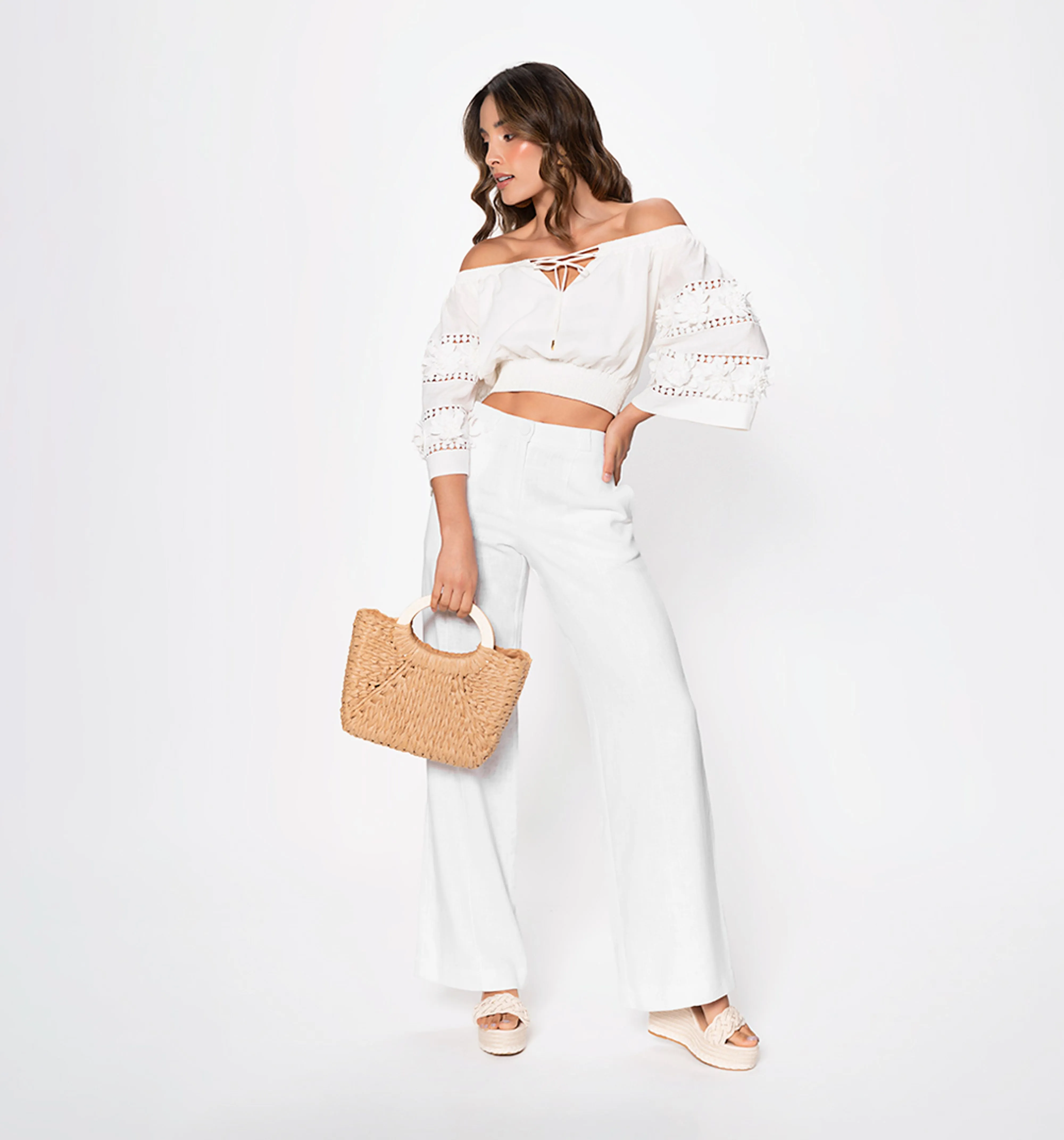 Blusa  bandeja con aplique flores