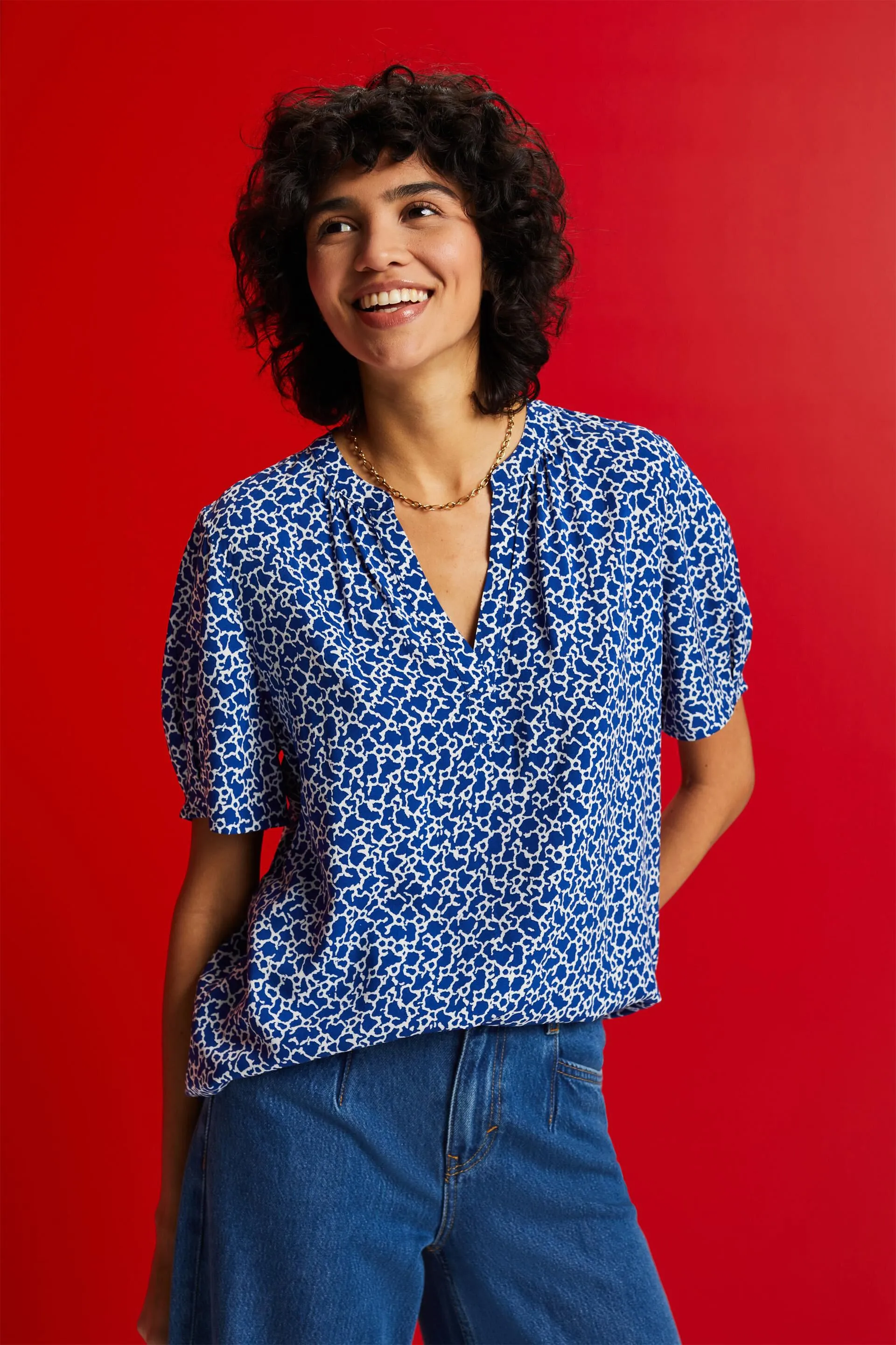 Blusa de cuello en pico con estampado floral