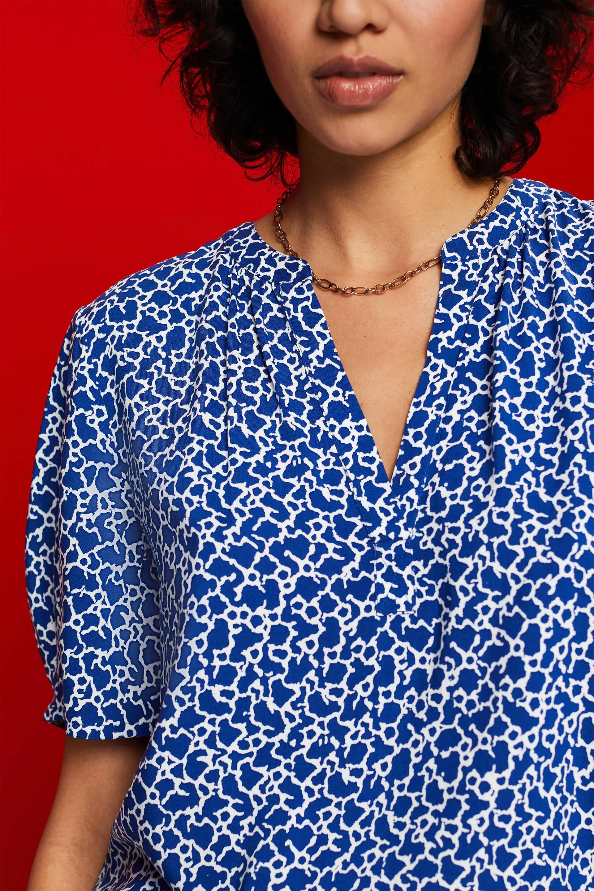 Blusa de cuello en pico con estampado floral
