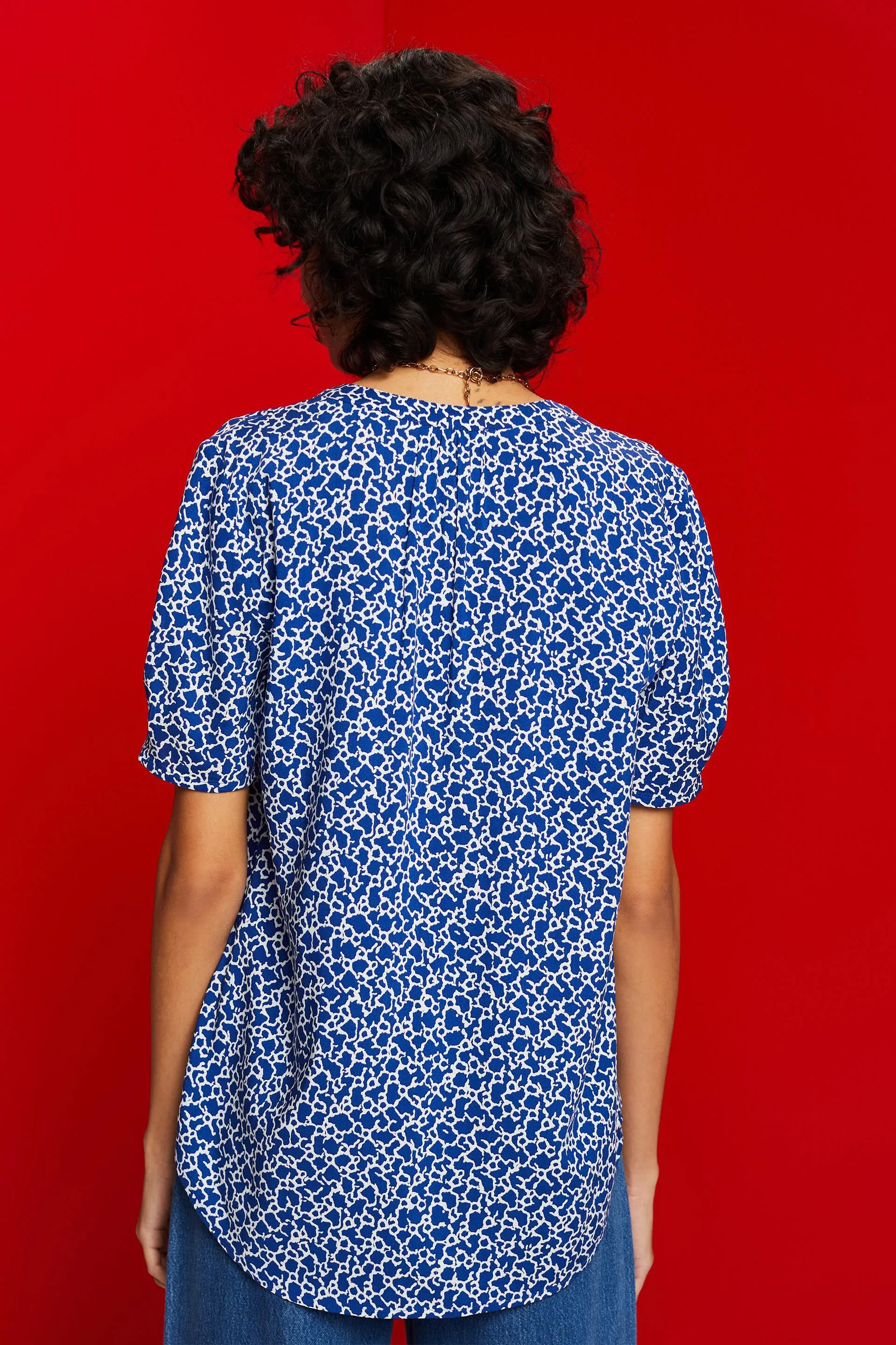 Blusa de cuello en pico con estampado floral