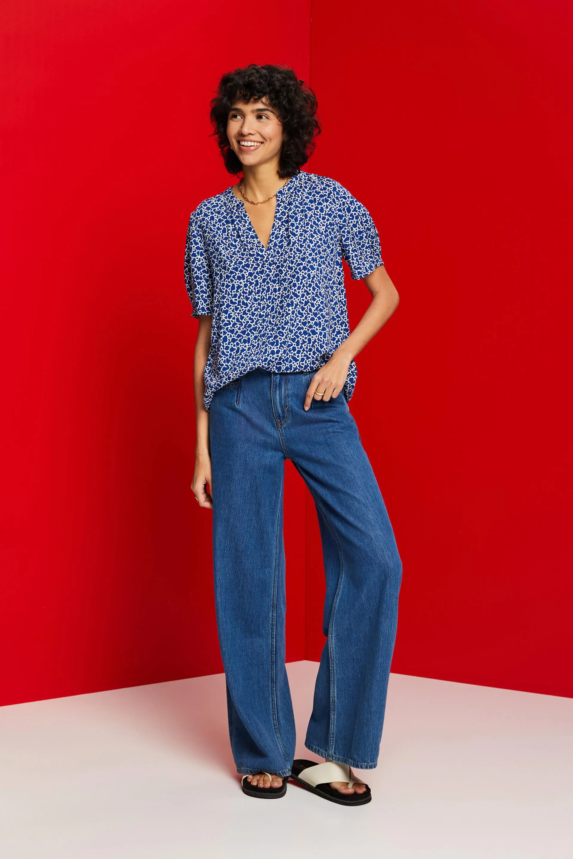 Blusa de cuello en pico con estampado floral