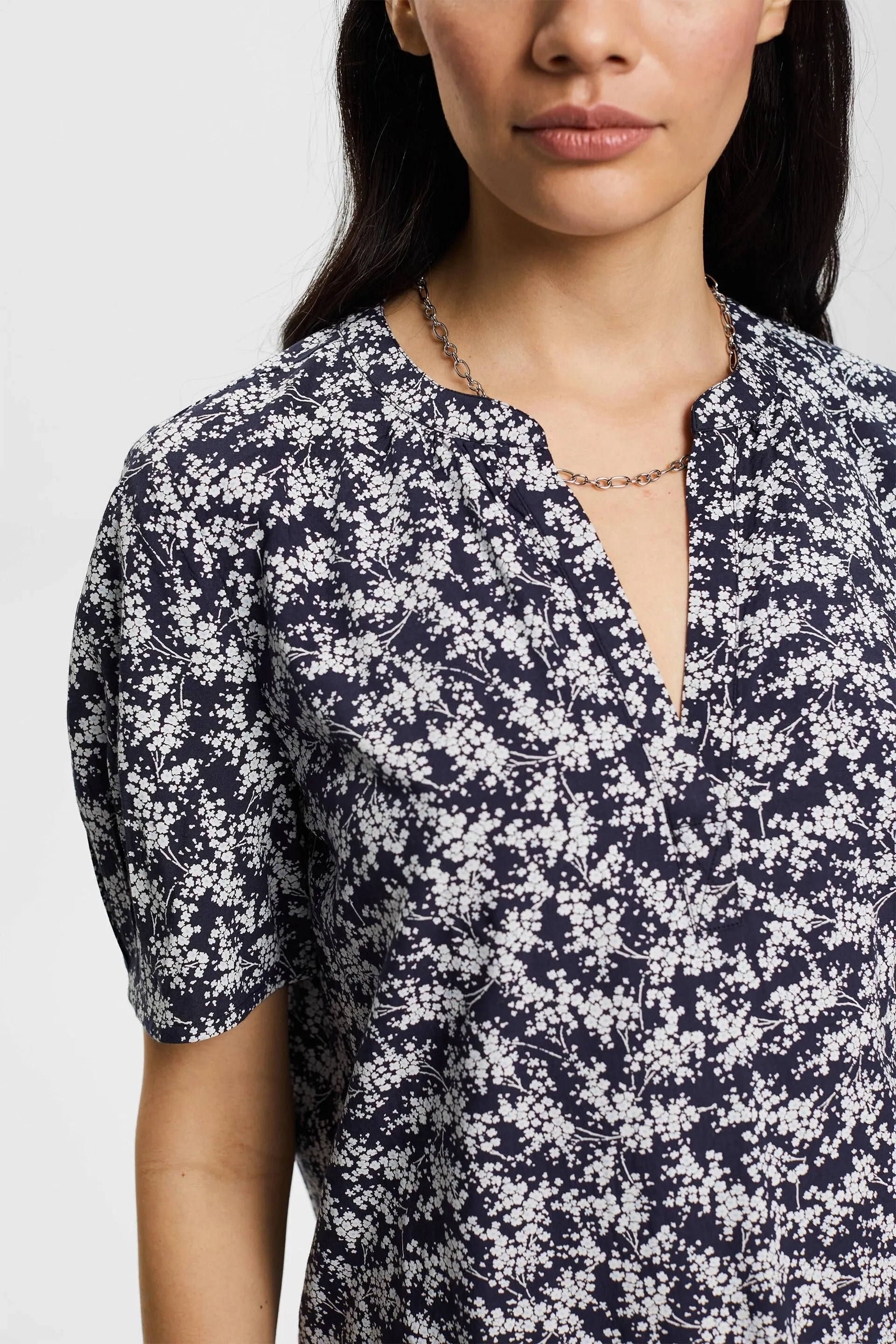 Blusa de cuello en pico con estampado