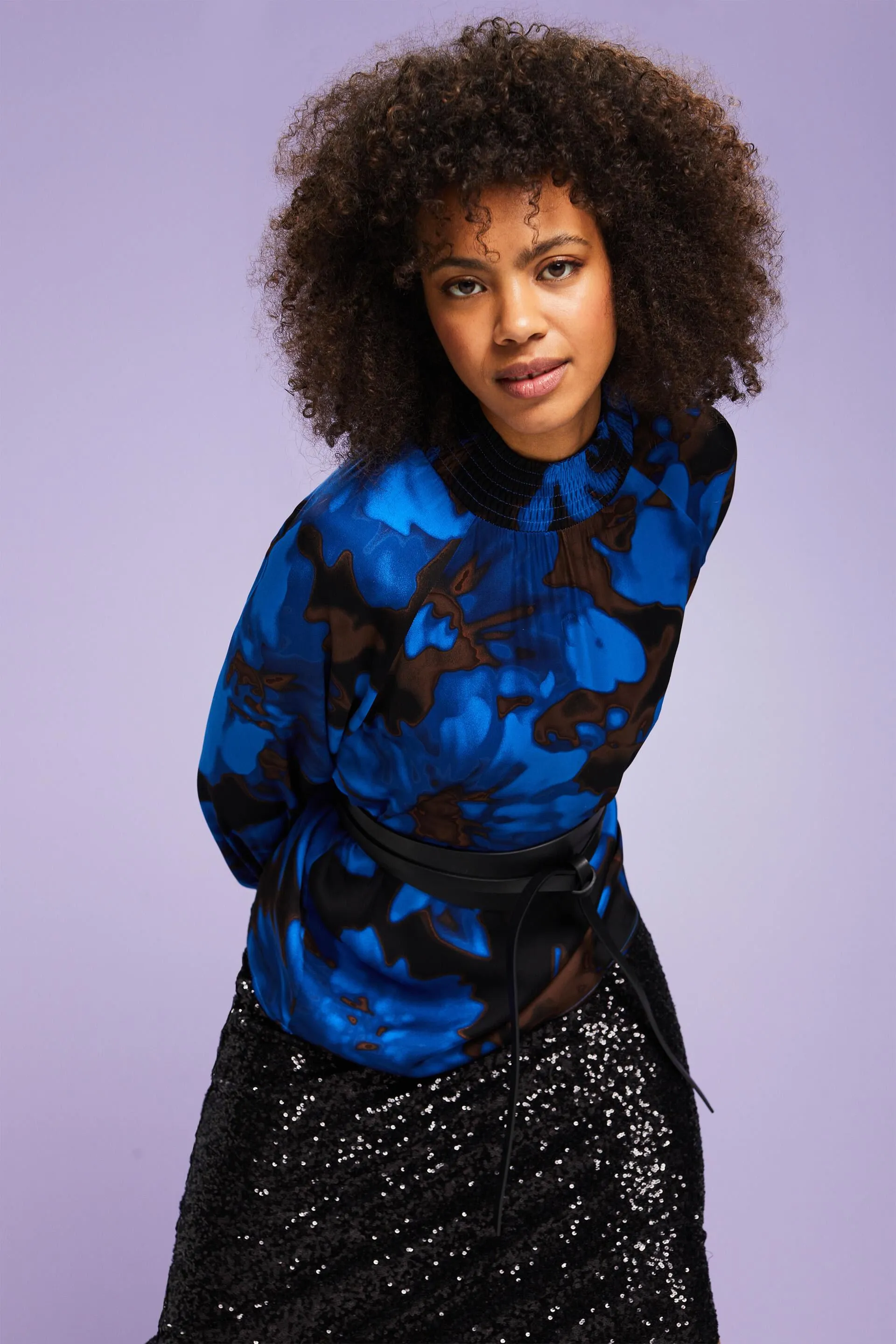 Blusa satinada fruncida con estampado