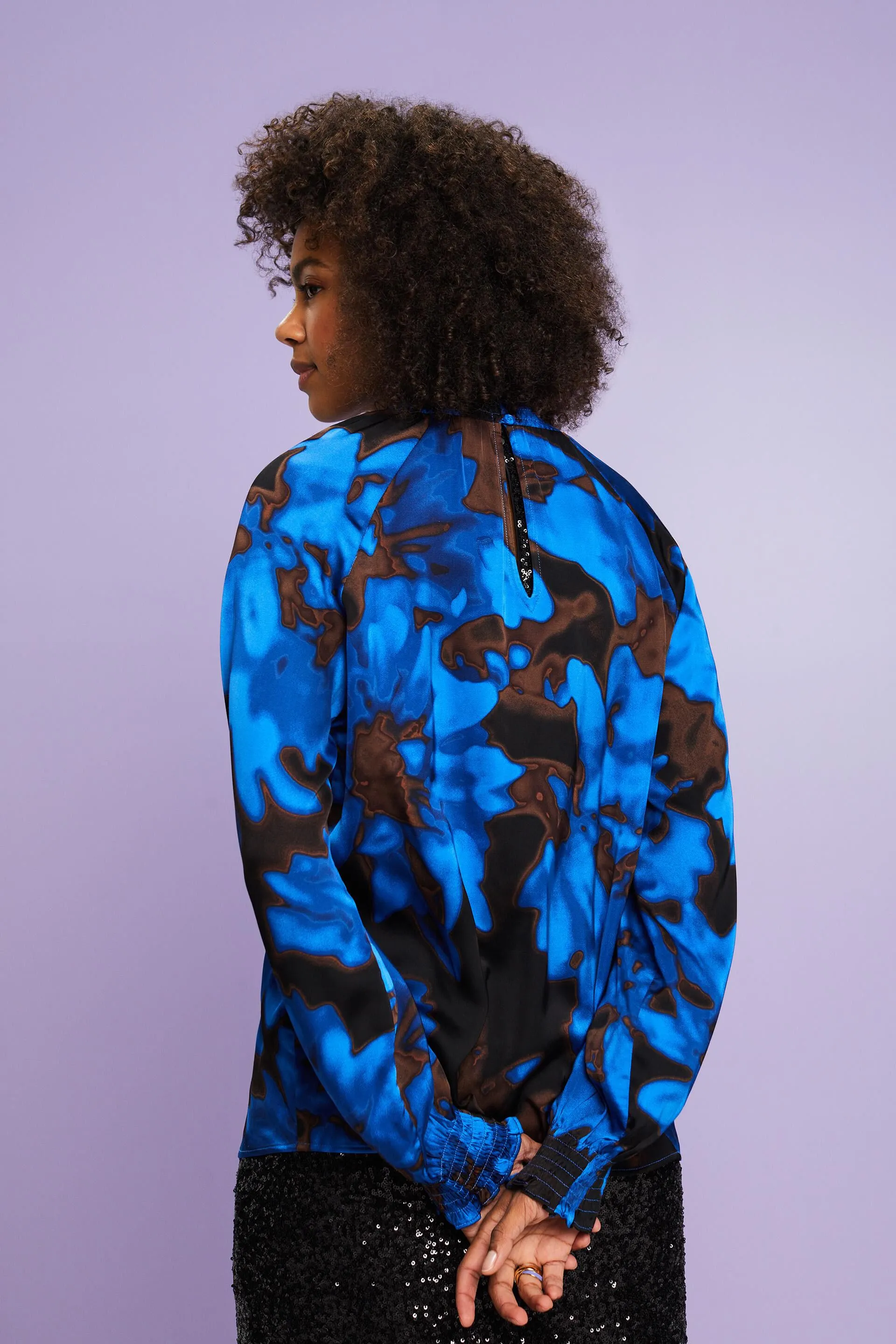 Blusa satinada fruncida con estampado