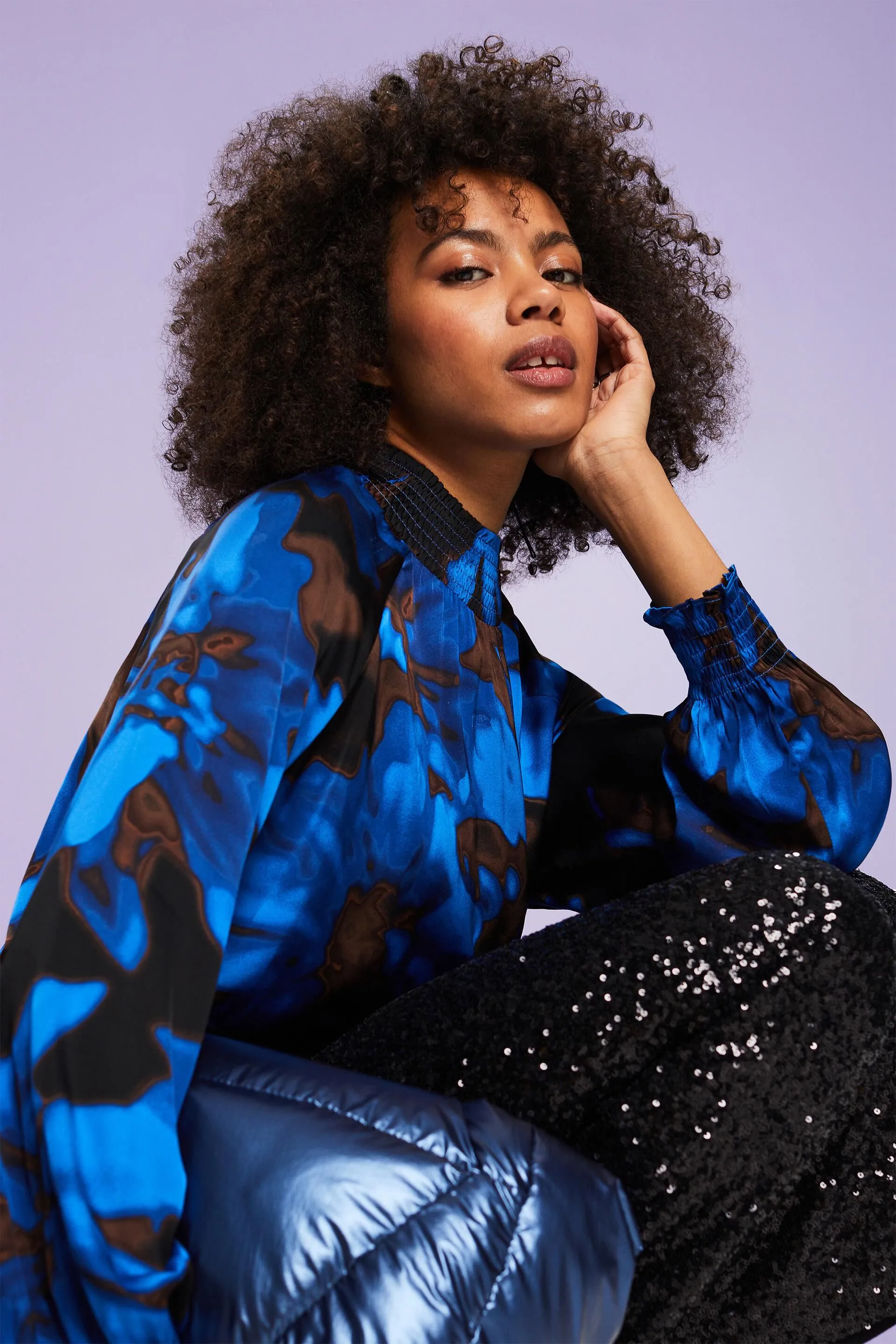 Blusa satinada fruncida con estampado