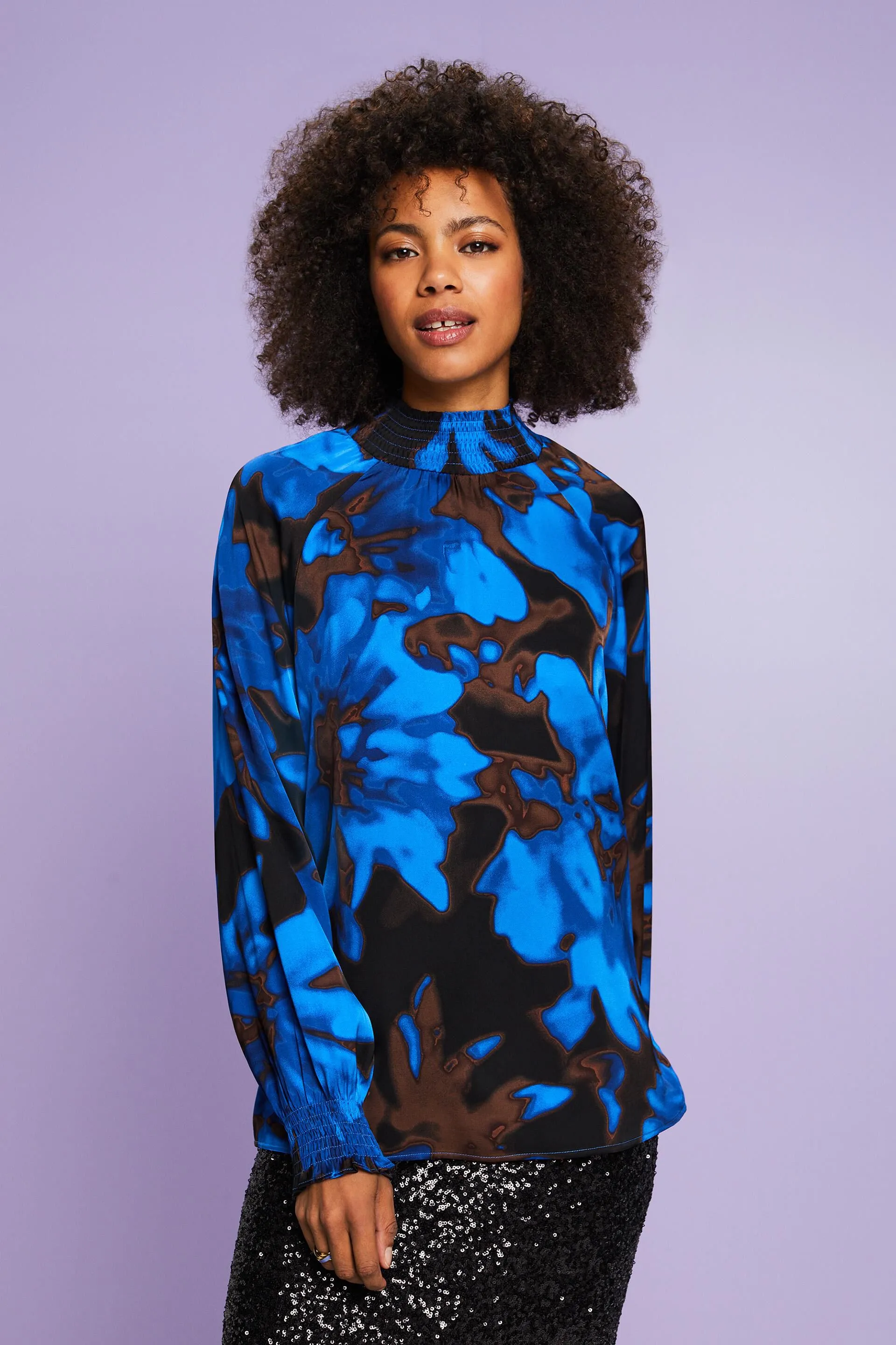 Blusa satinada fruncida con estampado