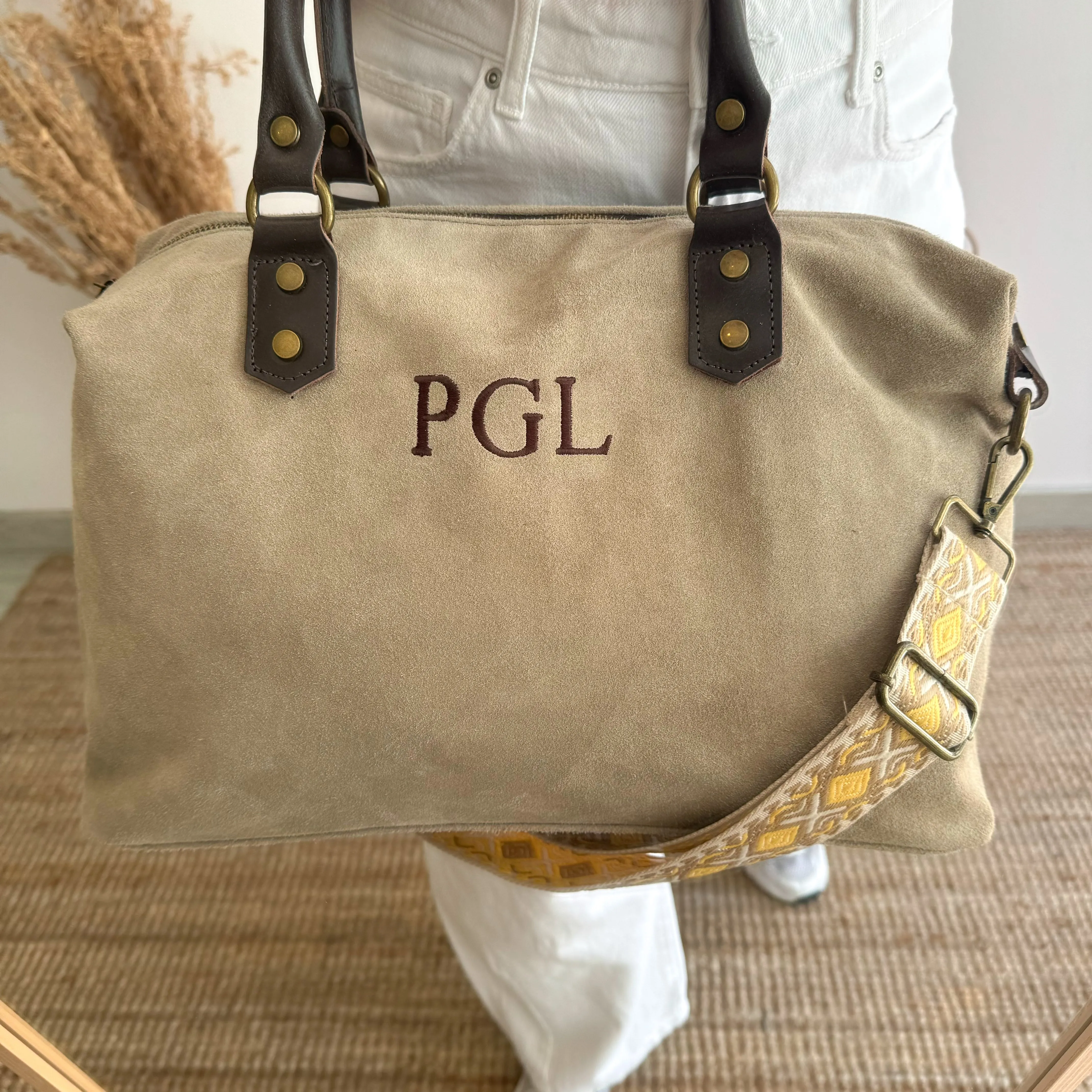 Bolso combinado ante y piel beige iniciales bordadas con correa étnica