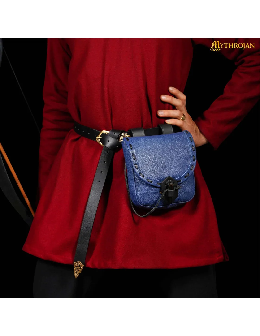 Bolso medieval en cuero azul con cierre de cuerno (20,3x17,7 cm.)