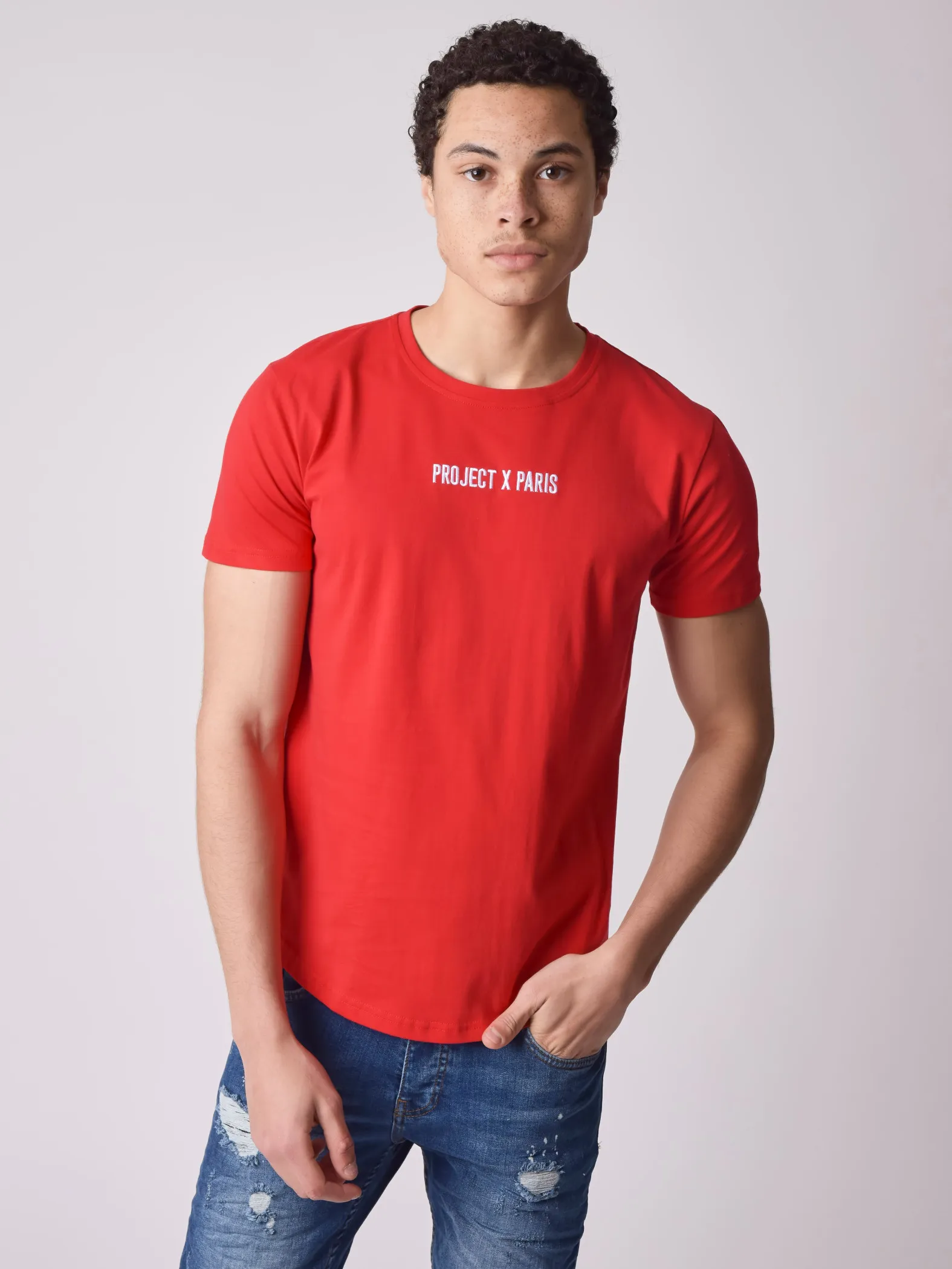 Camiseta básica con logotipo bordado