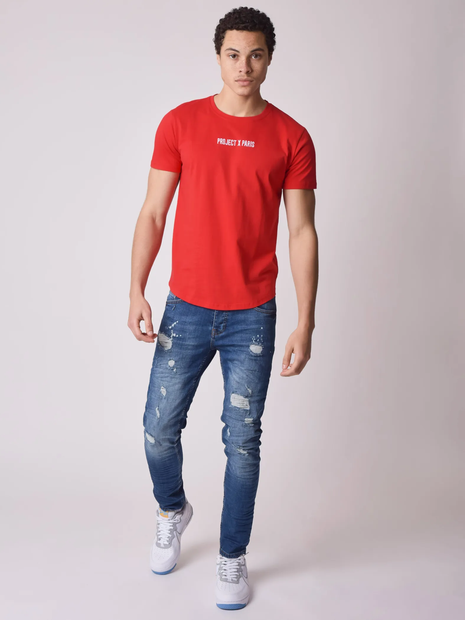 Camiseta básica con logotipo bordado