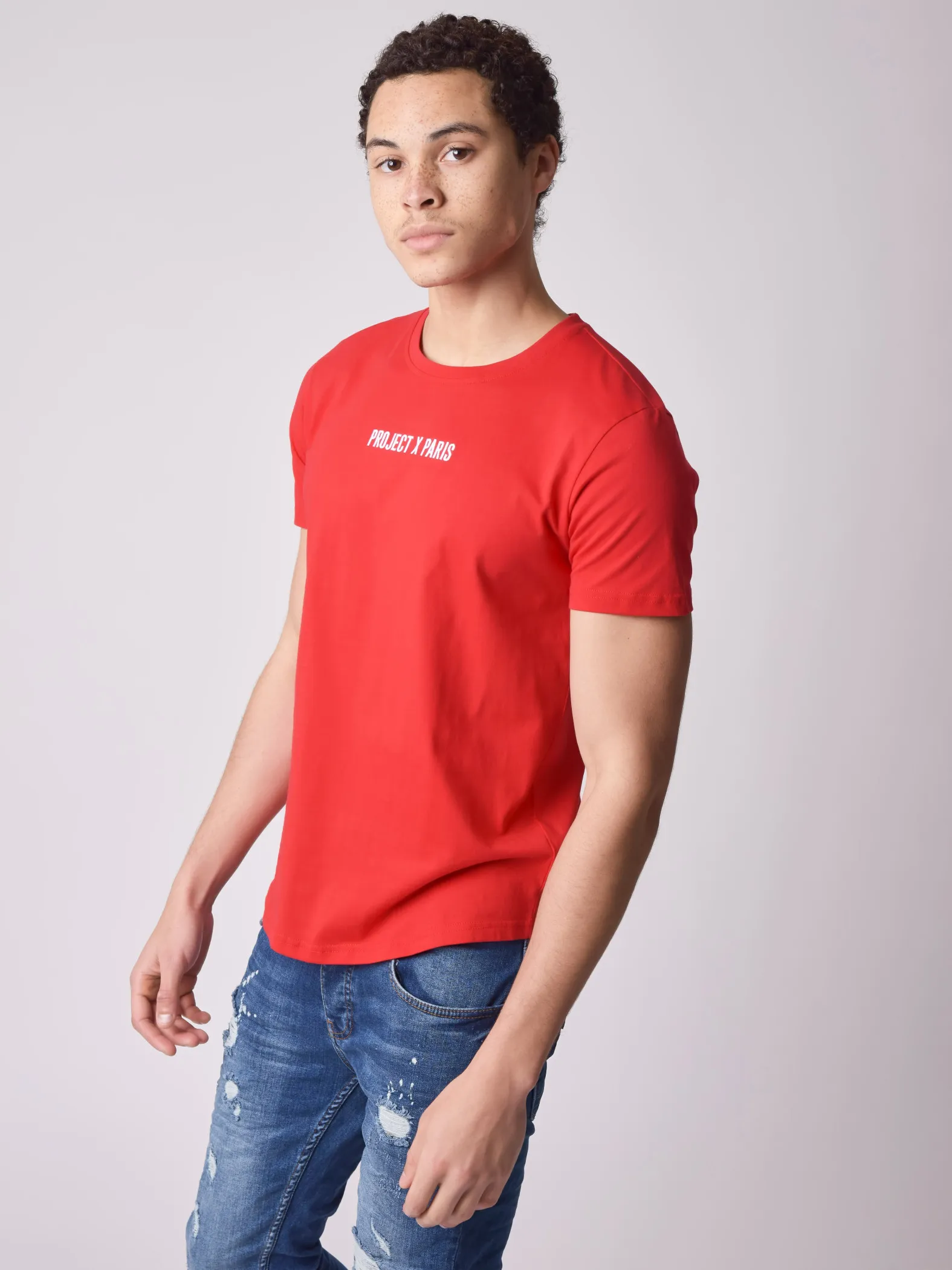 Camiseta básica con logotipo bordado