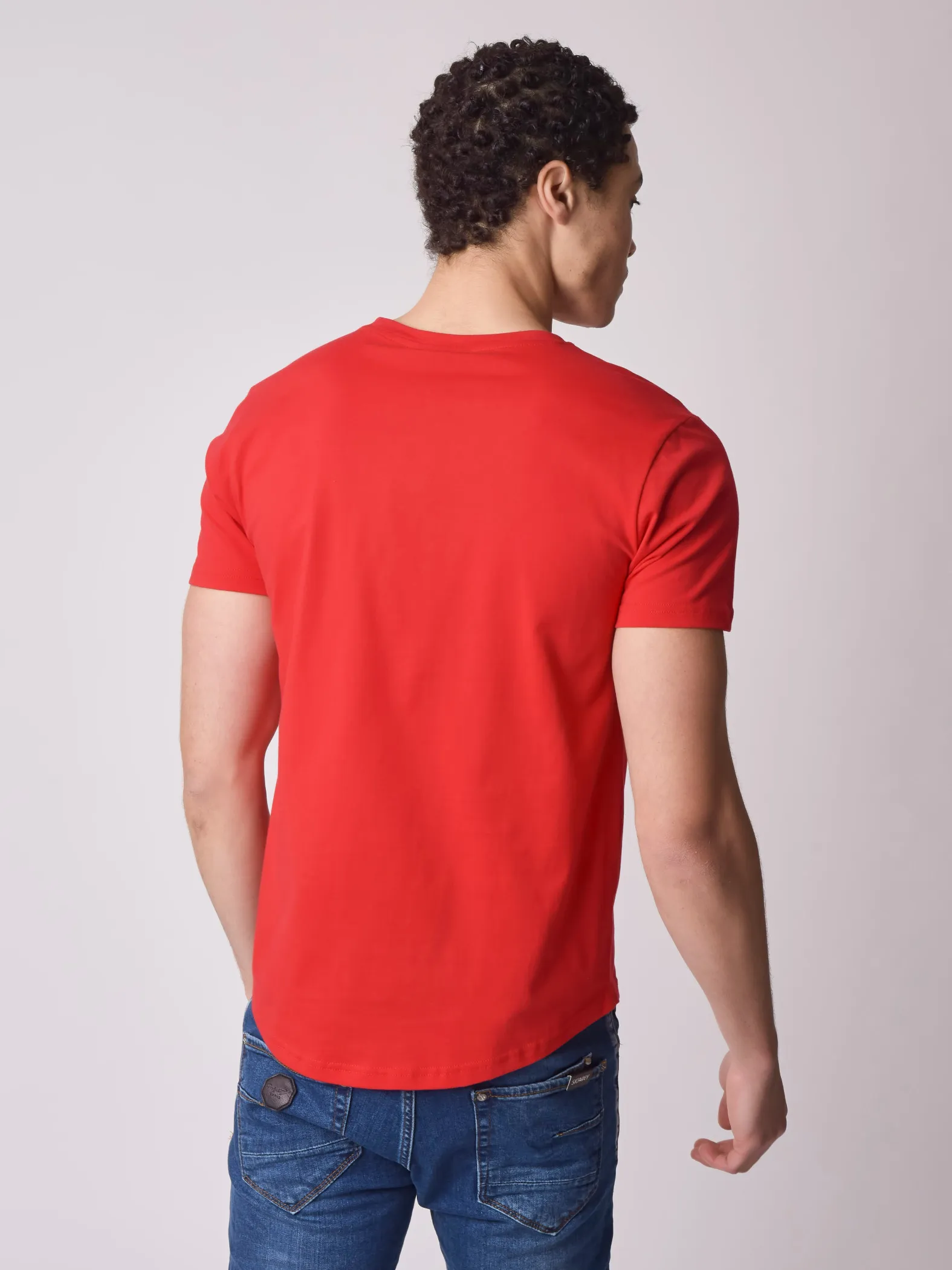 Camiseta básica con logotipo bordado
