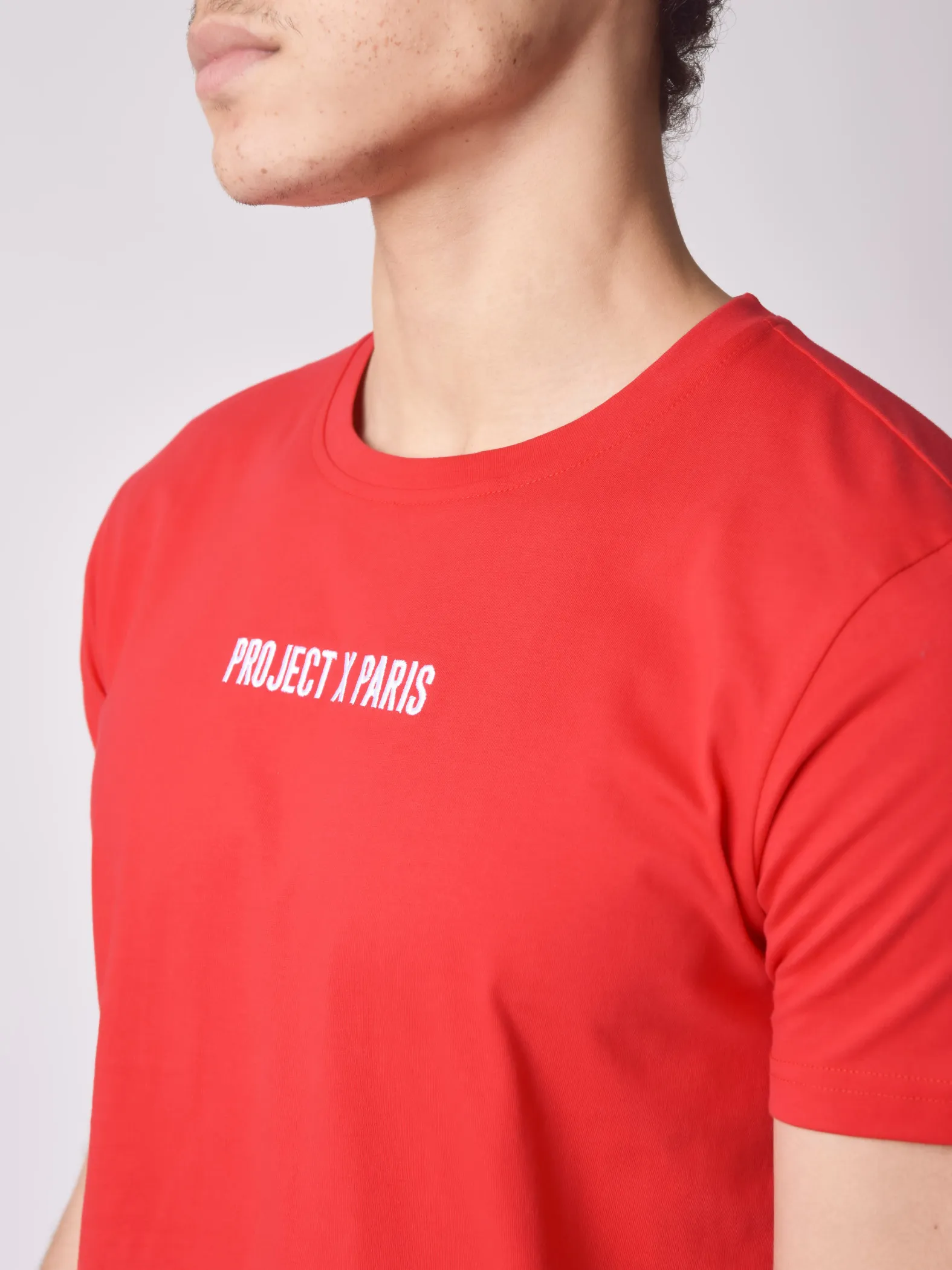 Camiseta básica con logotipo bordado