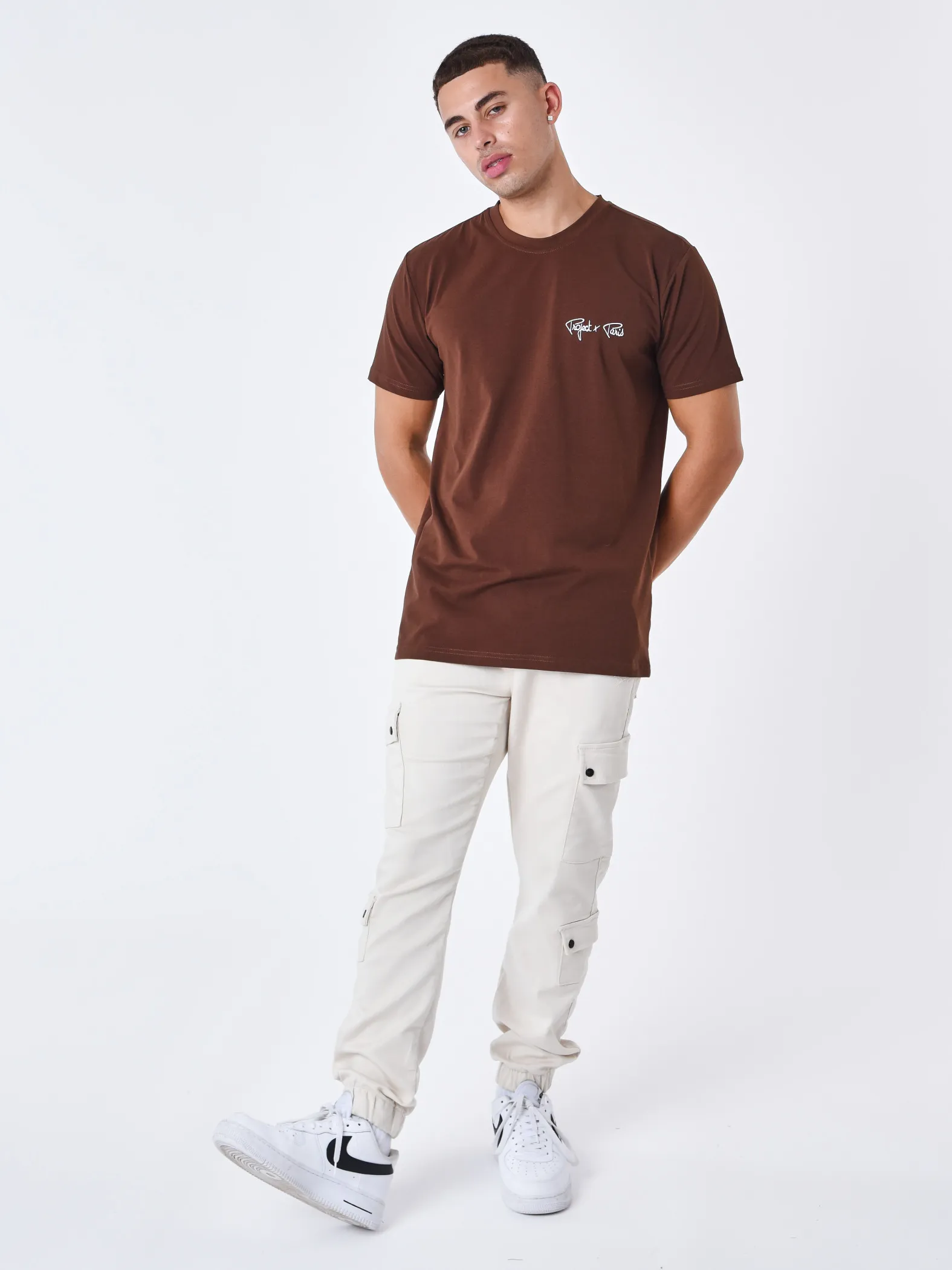 Camiseta con logotipo bordado