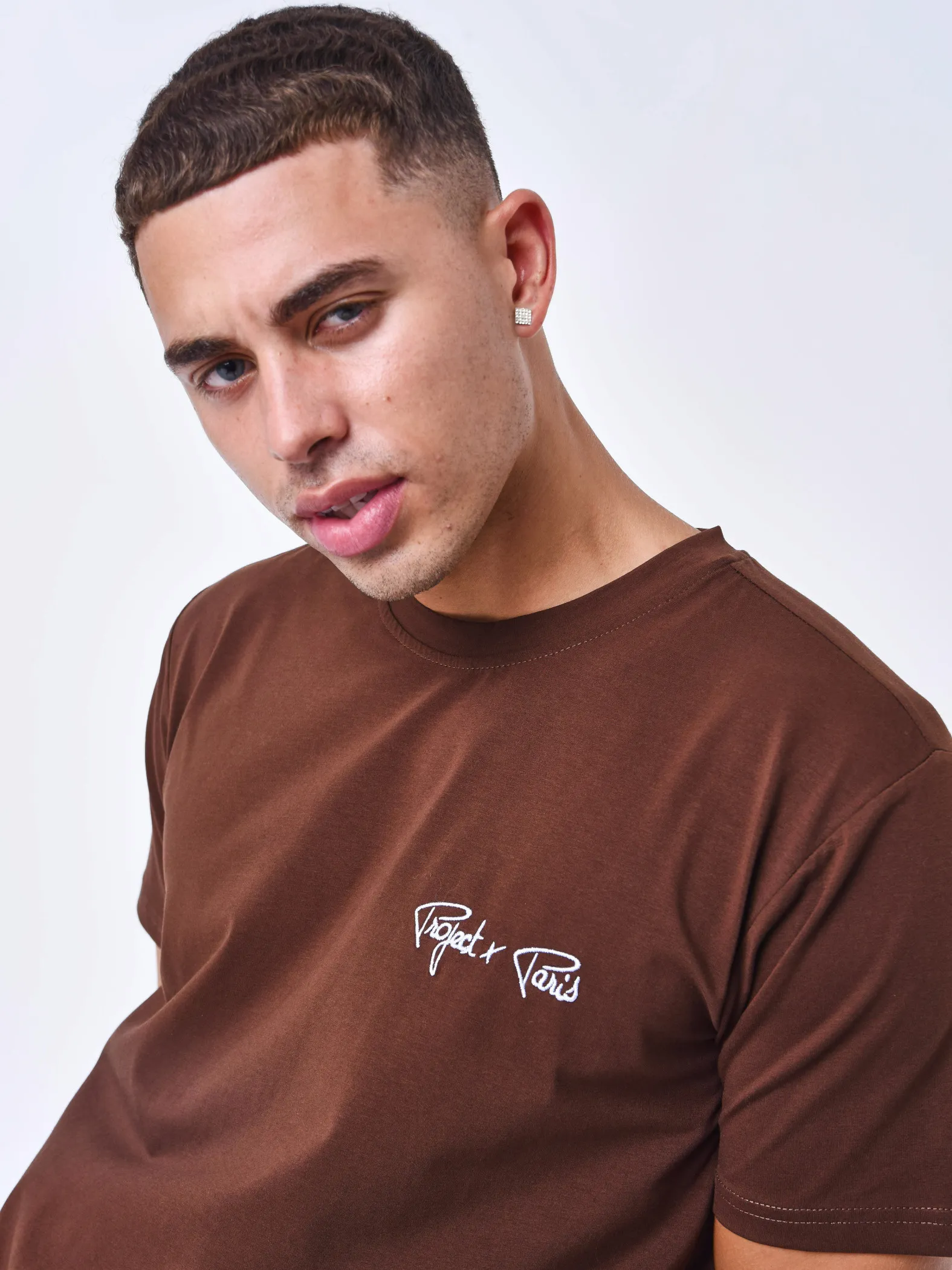 Camiseta con logotipo bordado