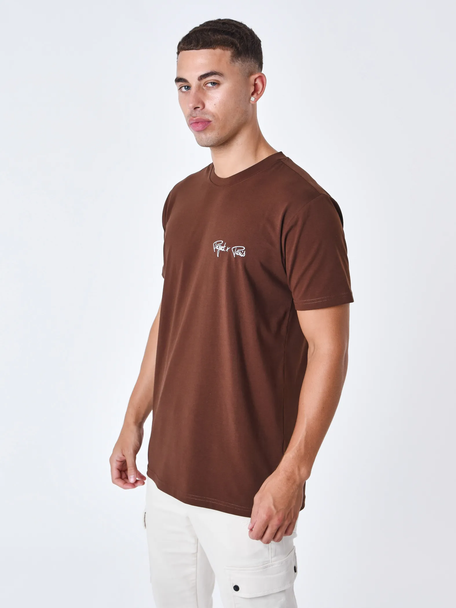 Camiseta con logotipo bordado