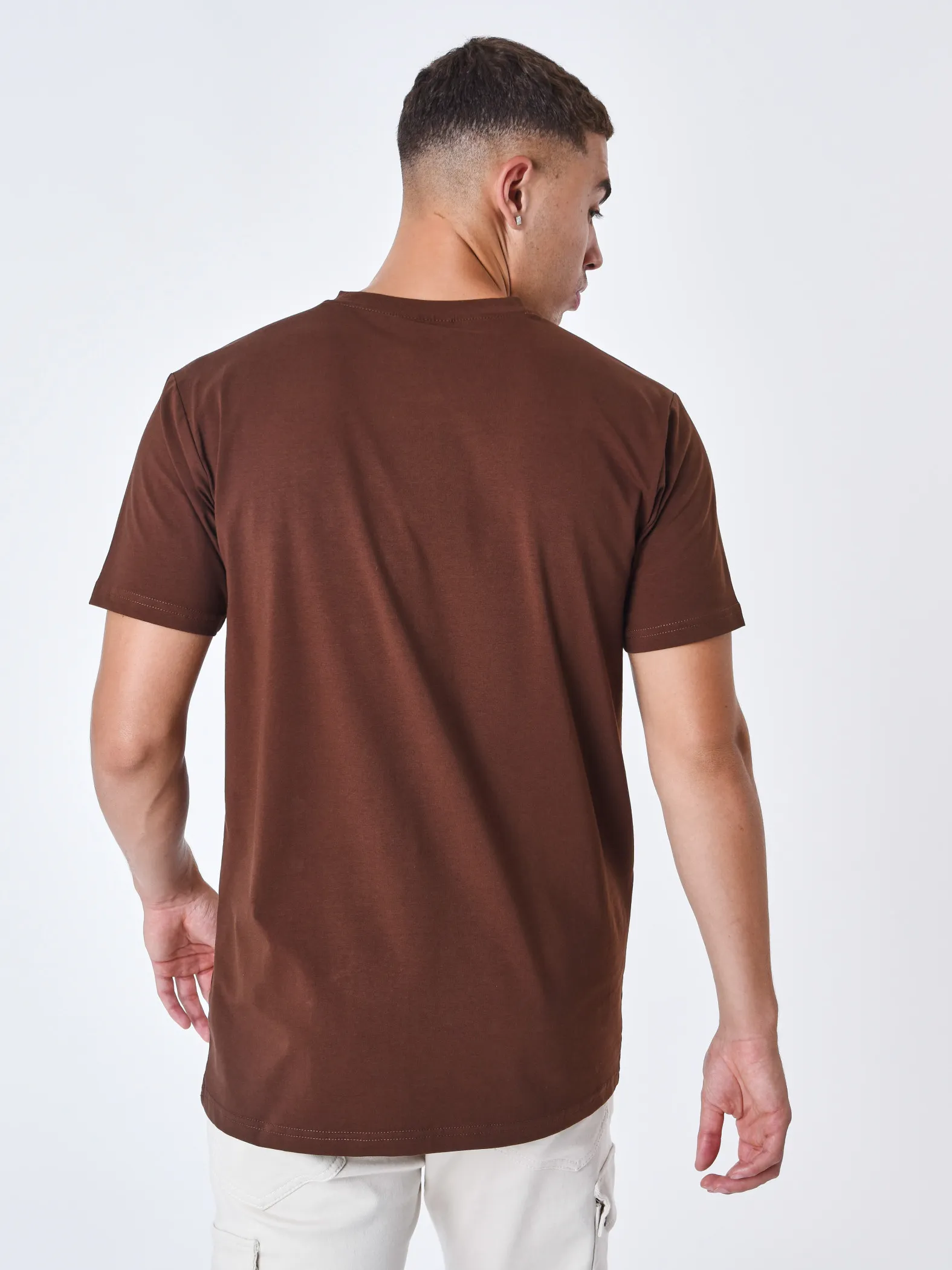 Camiseta con logotipo bordado