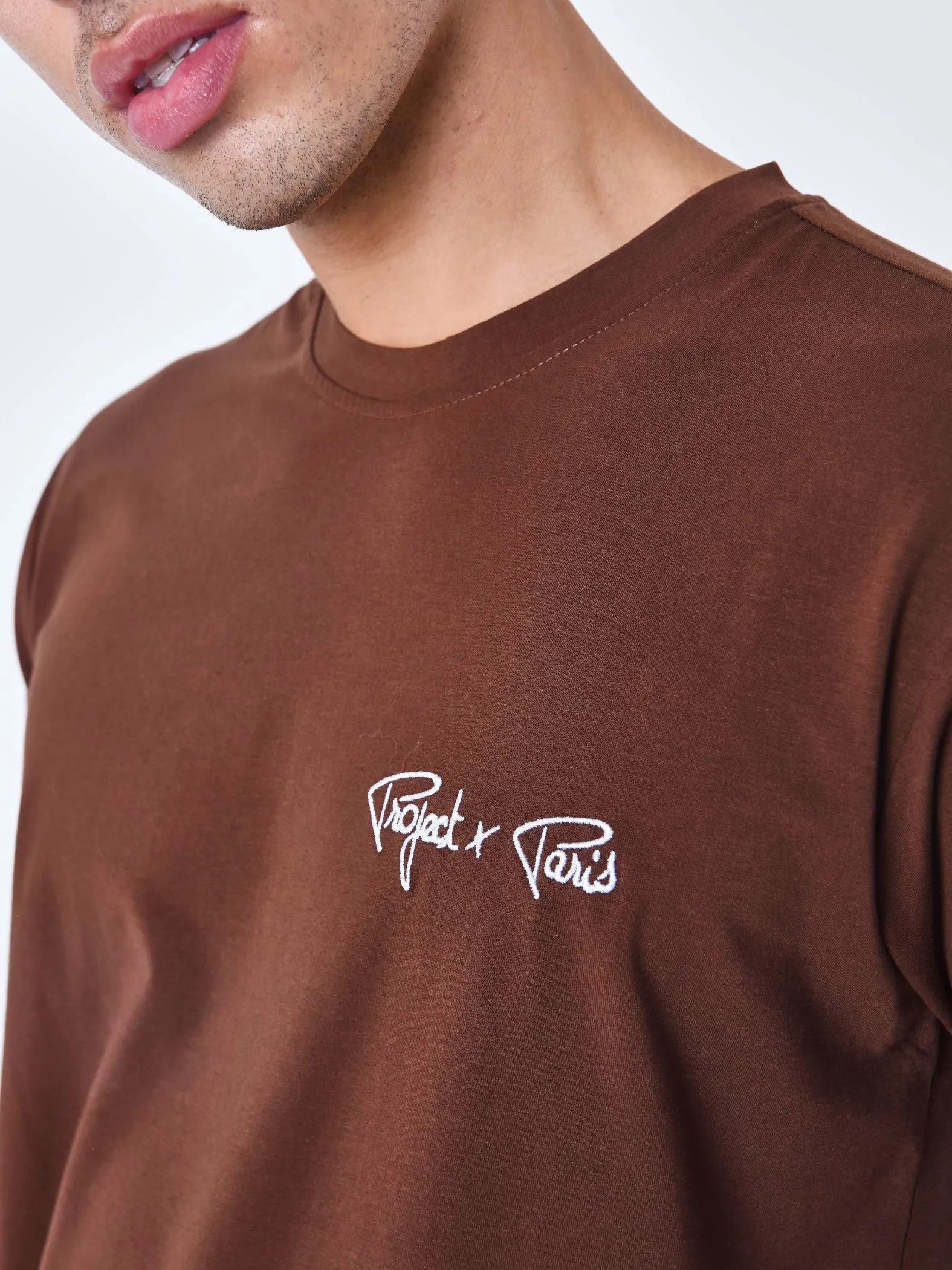 Camiseta con logotipo bordado