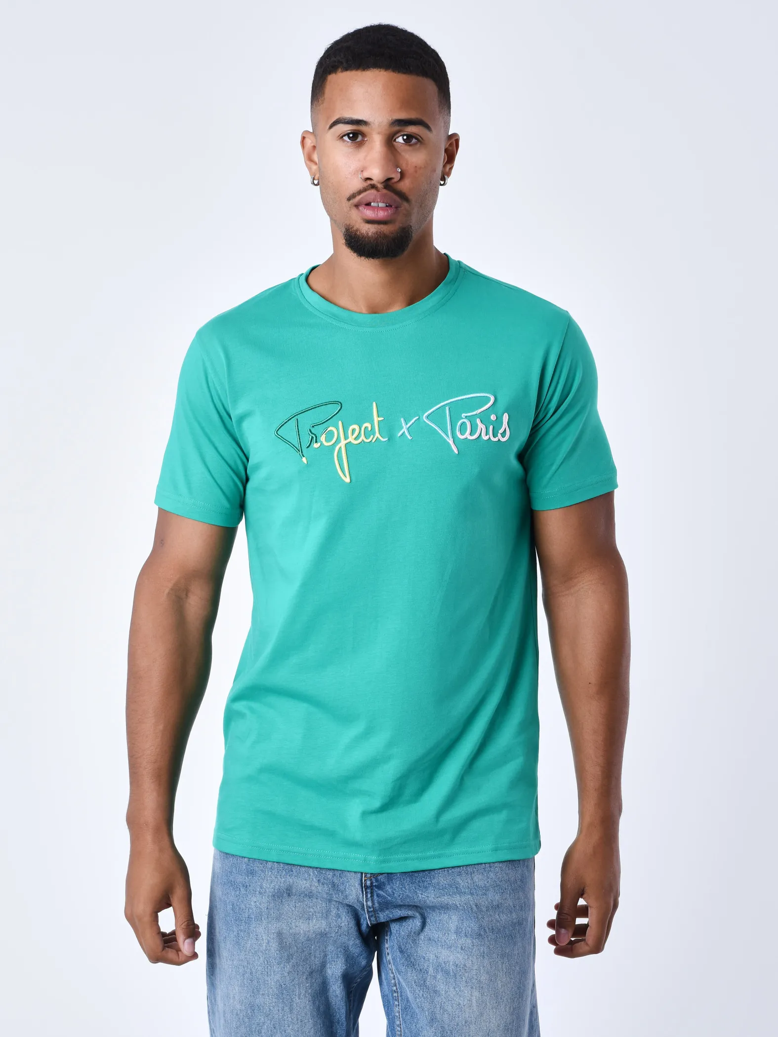 Camiseta de firma con logotipo arco iris bordado