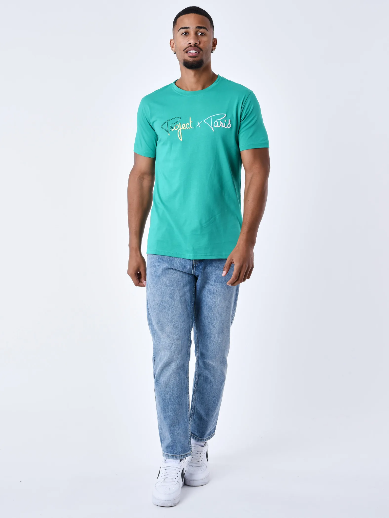 Camiseta de firma con logotipo arco iris bordado