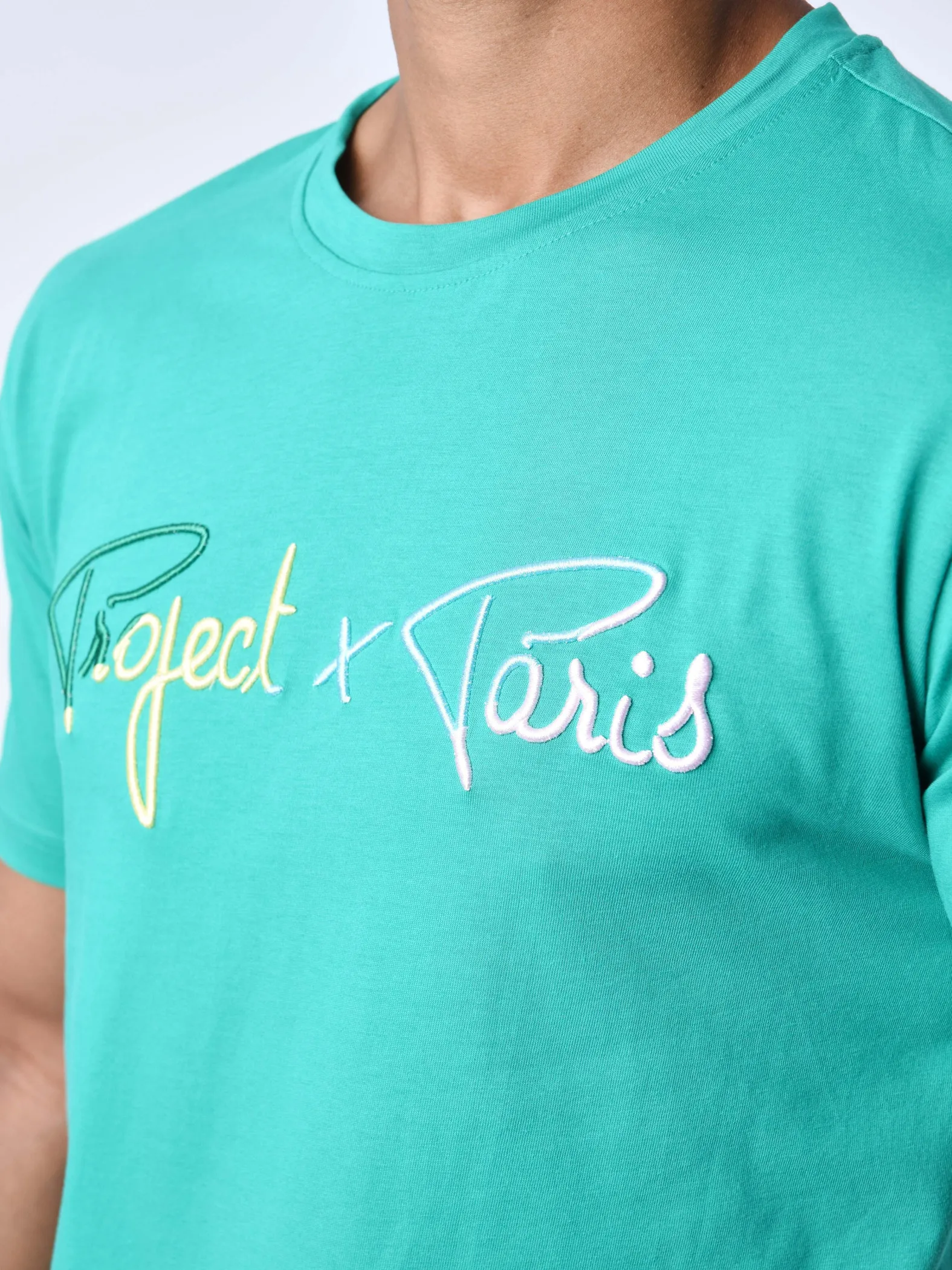 Camiseta de firma con logotipo arco iris bordado