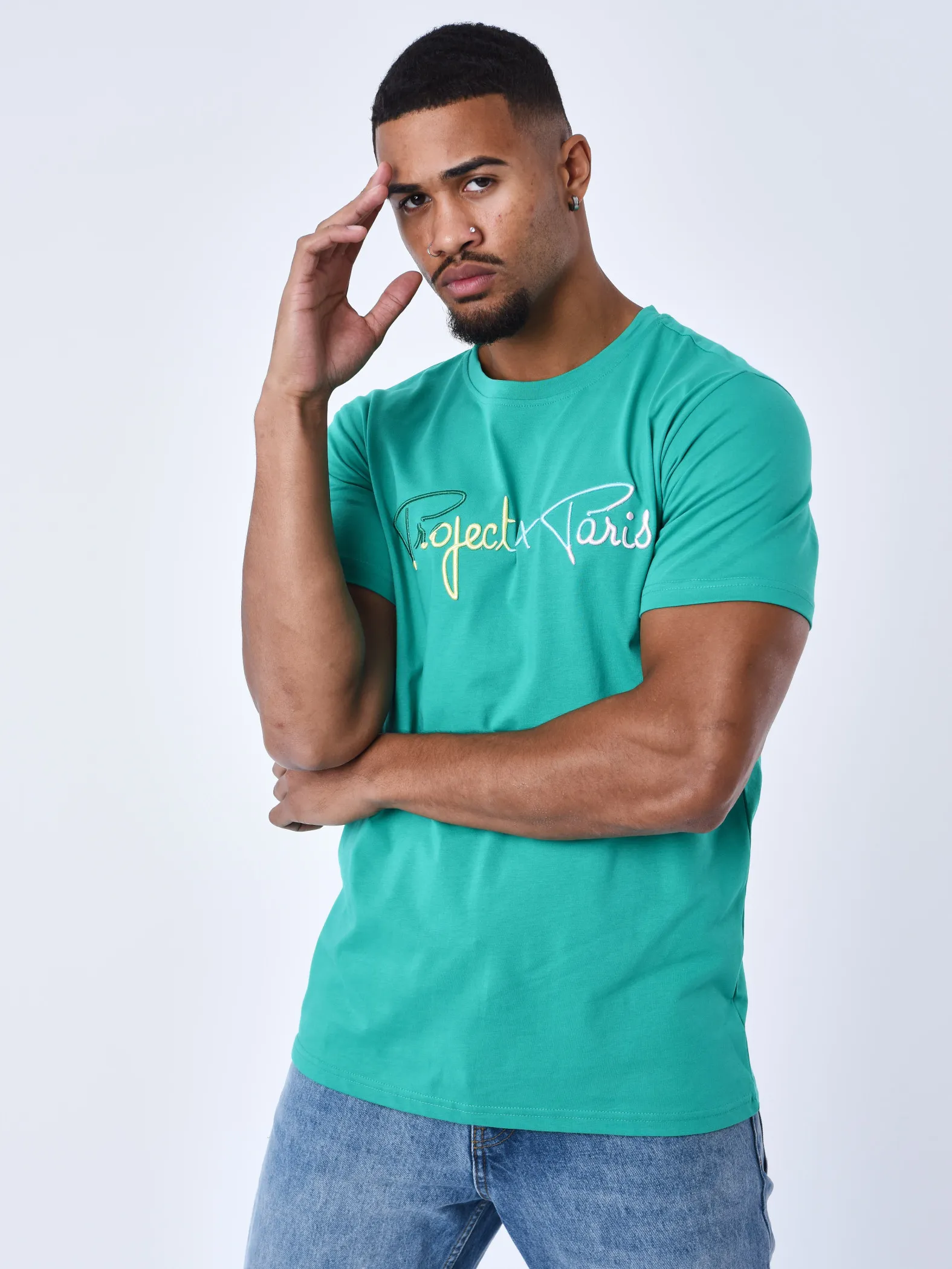 Camiseta de firma con logotipo arco iris bordado
