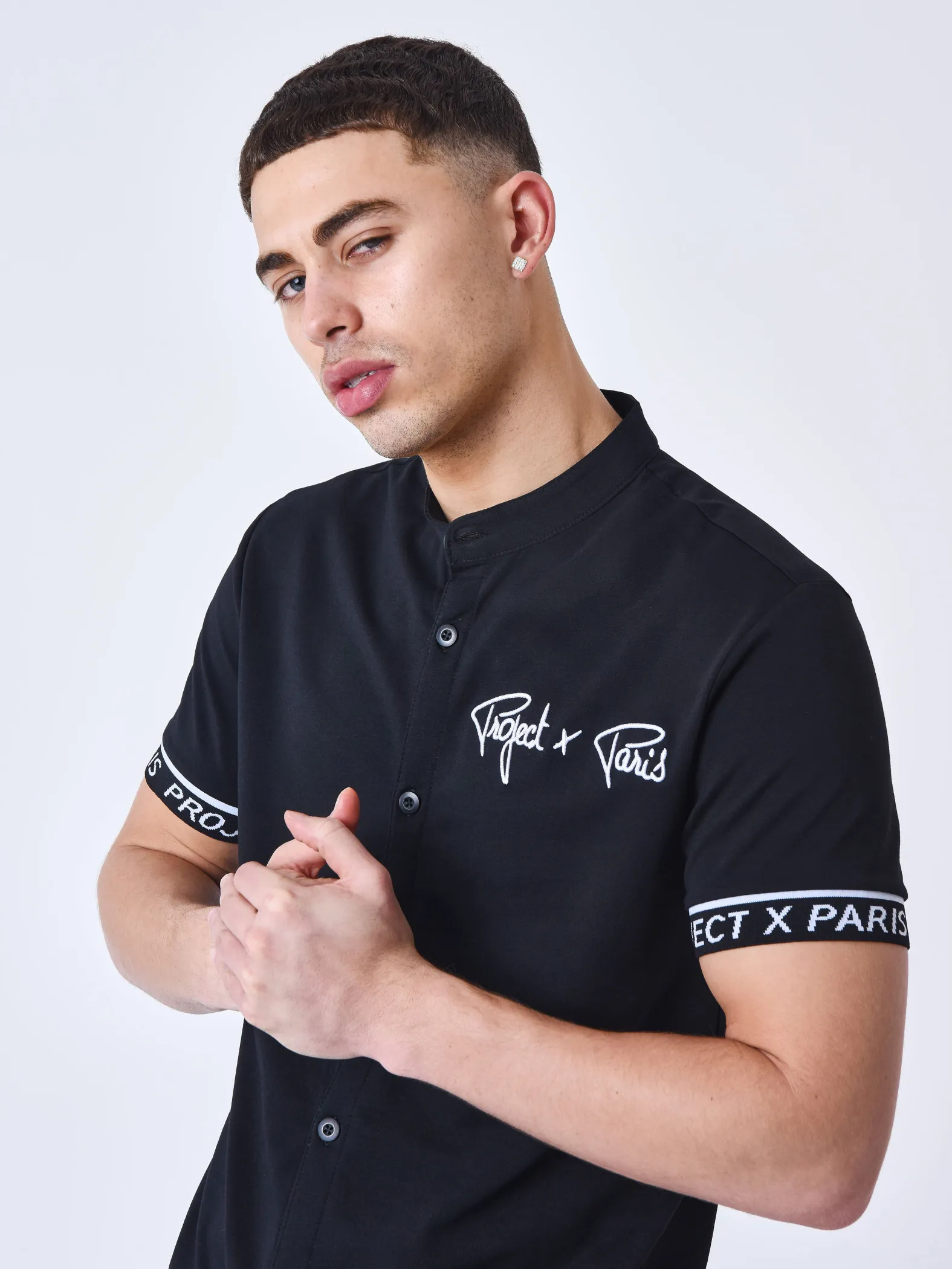 Camiseta de manga corta con logotipo bordado