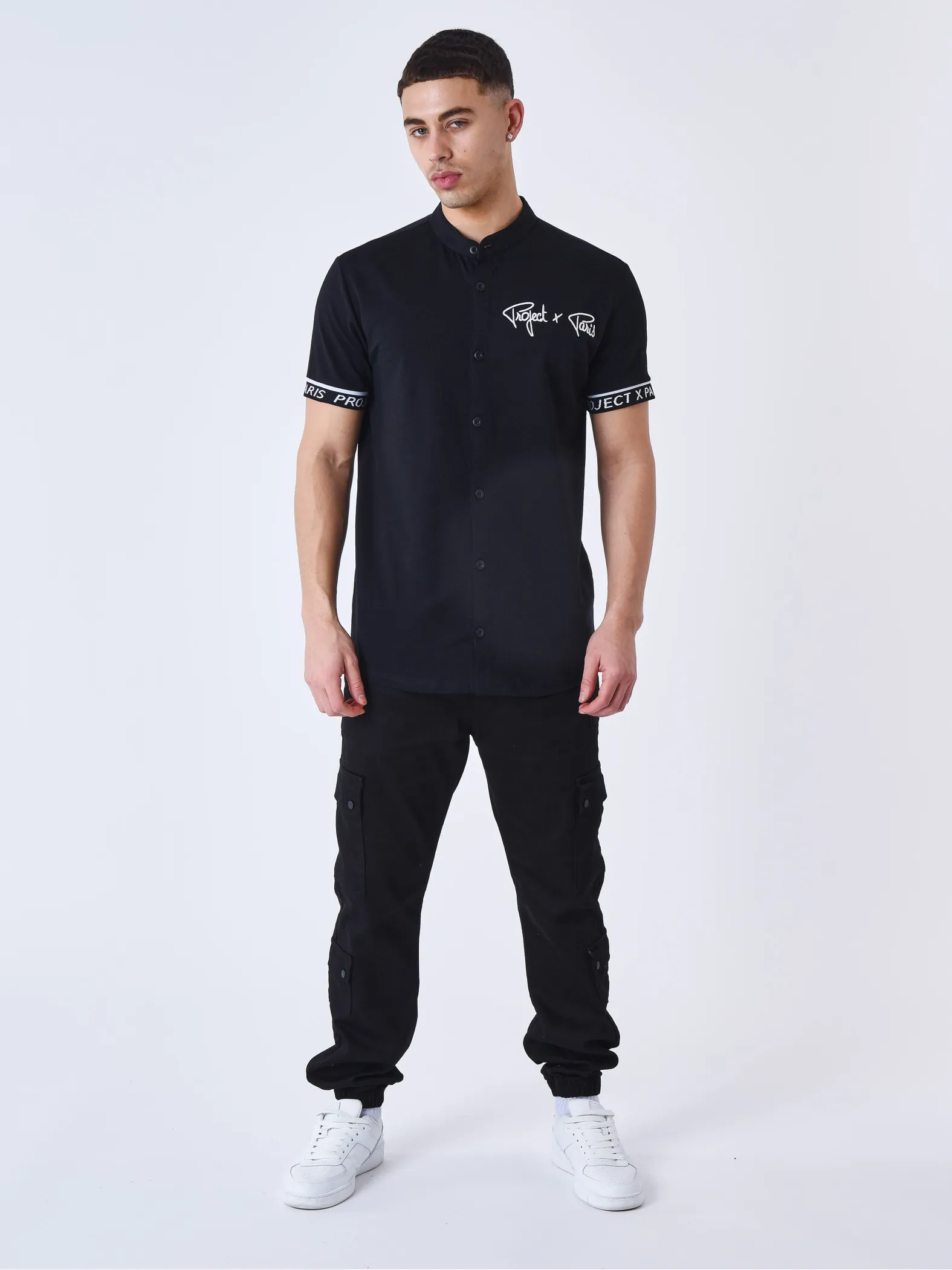 Camiseta de manga corta con logotipo bordado