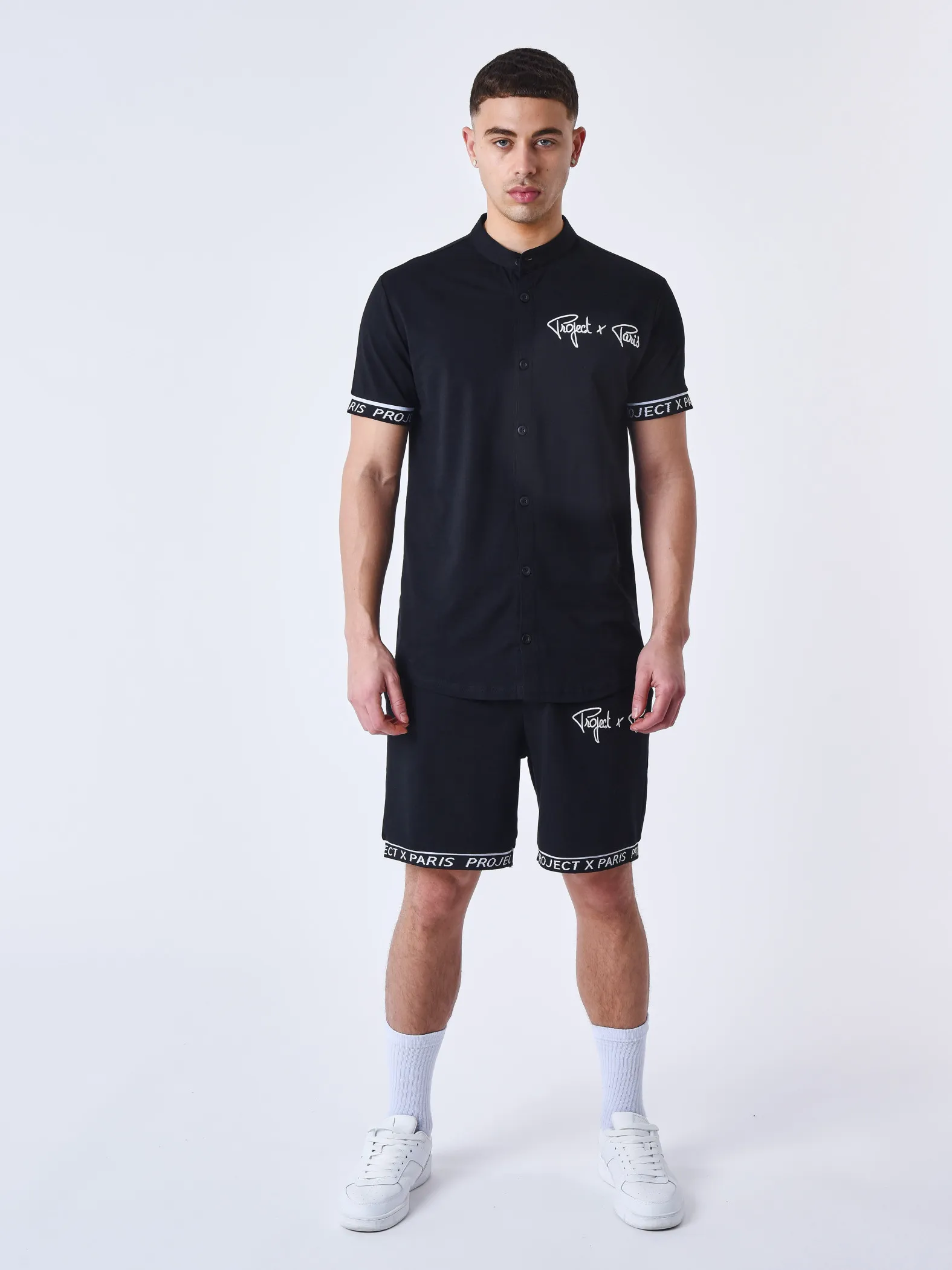 Camiseta de manga corta con logotipo bordado