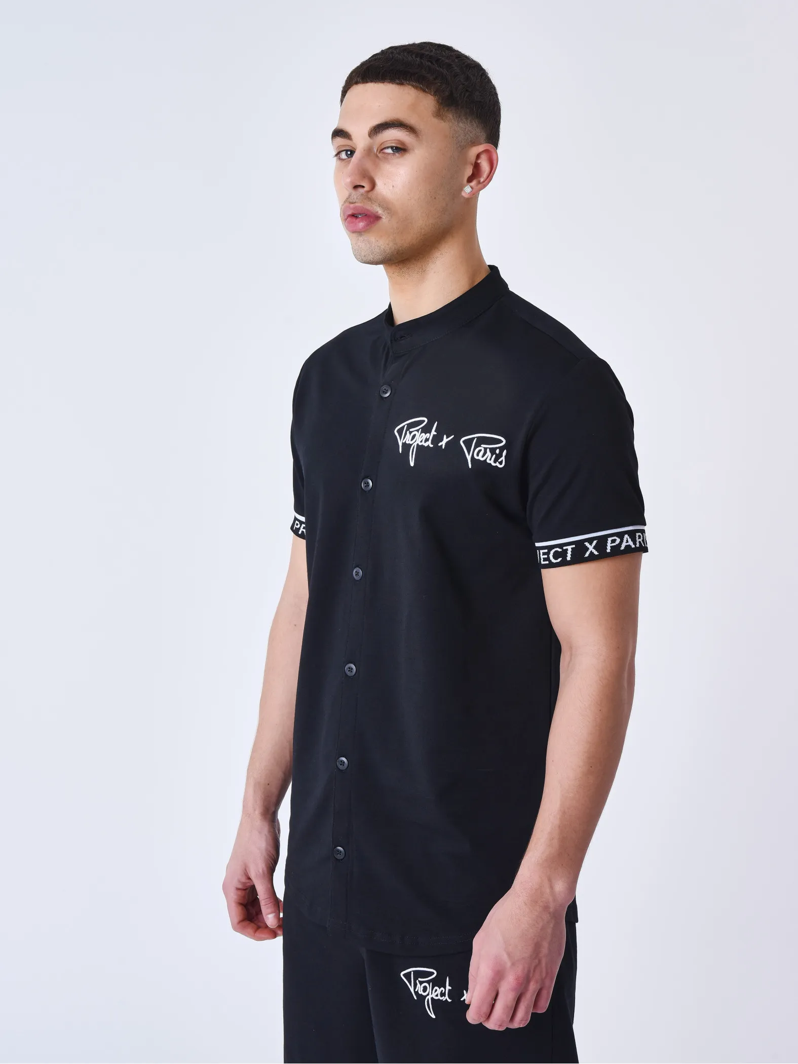 Camiseta de manga corta con logotipo bordado