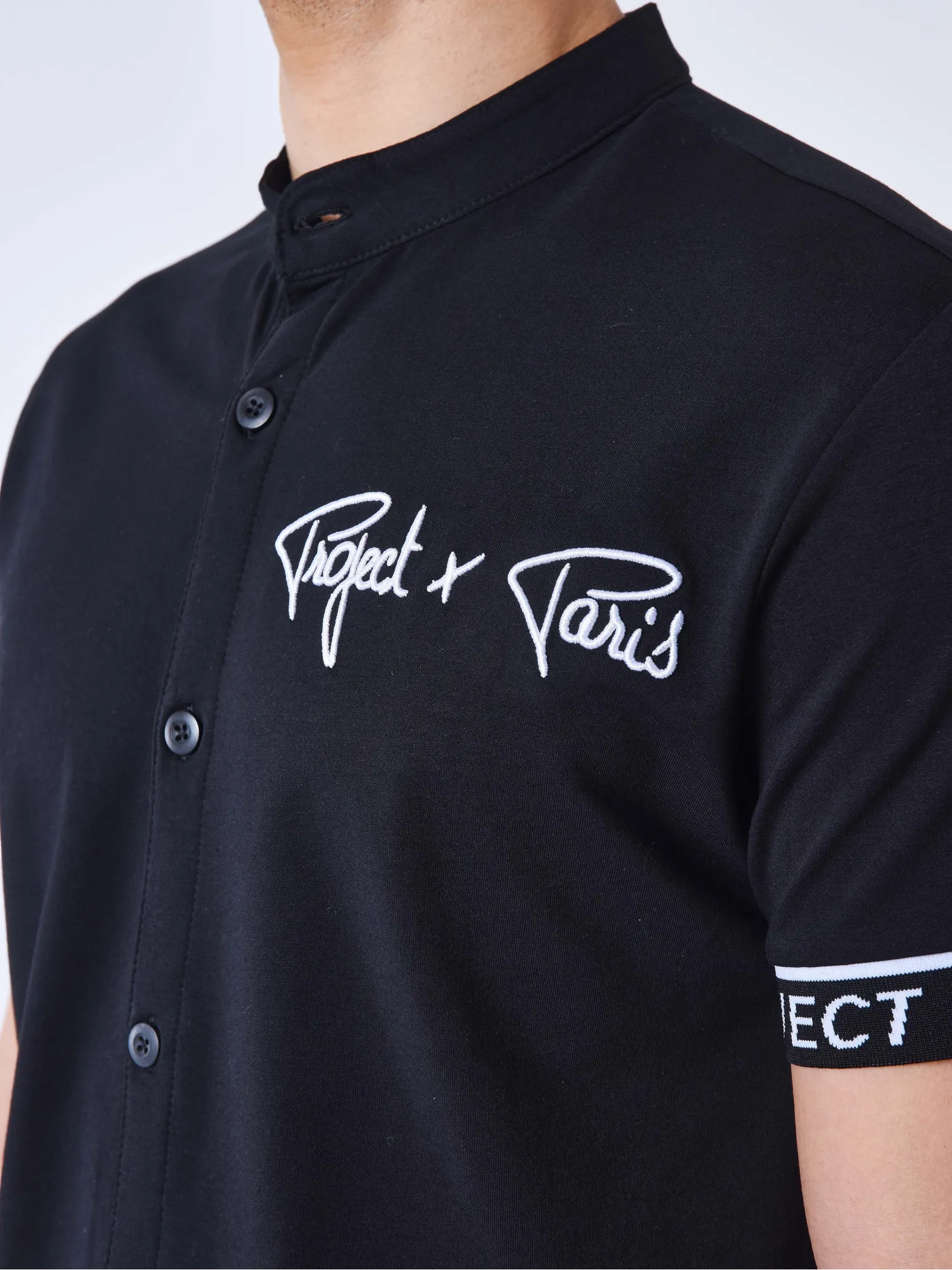 Camiseta de manga corta con logotipo bordado