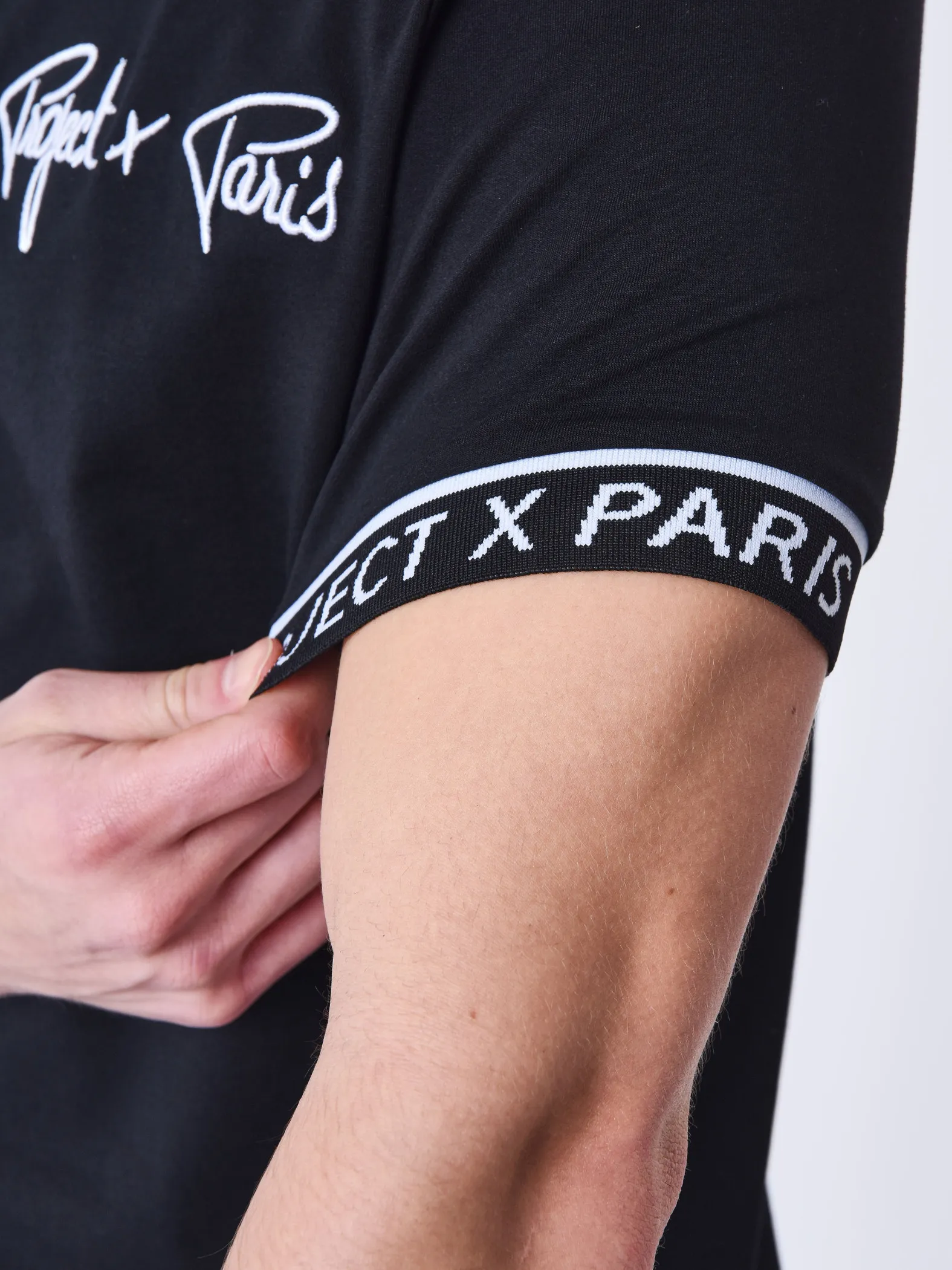 Camiseta de manga corta con logotipo bordado