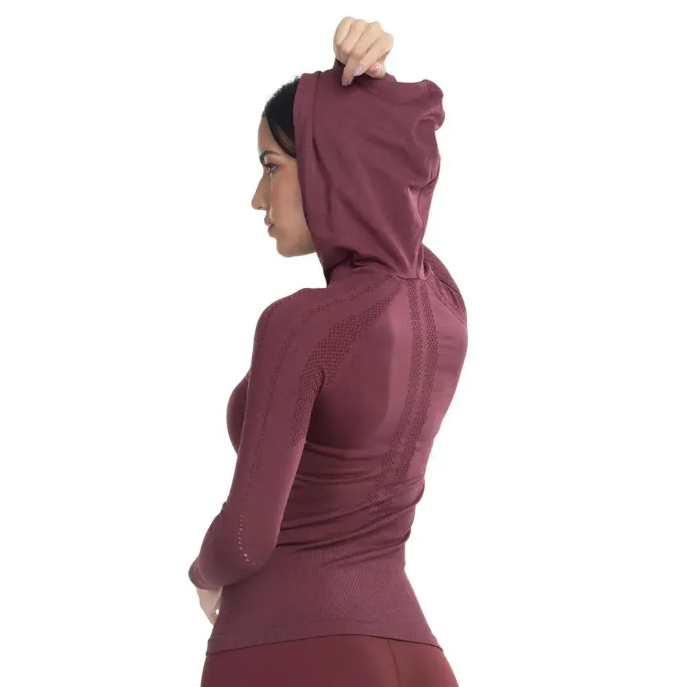 Chaqueta deportiva con cierre y capucha