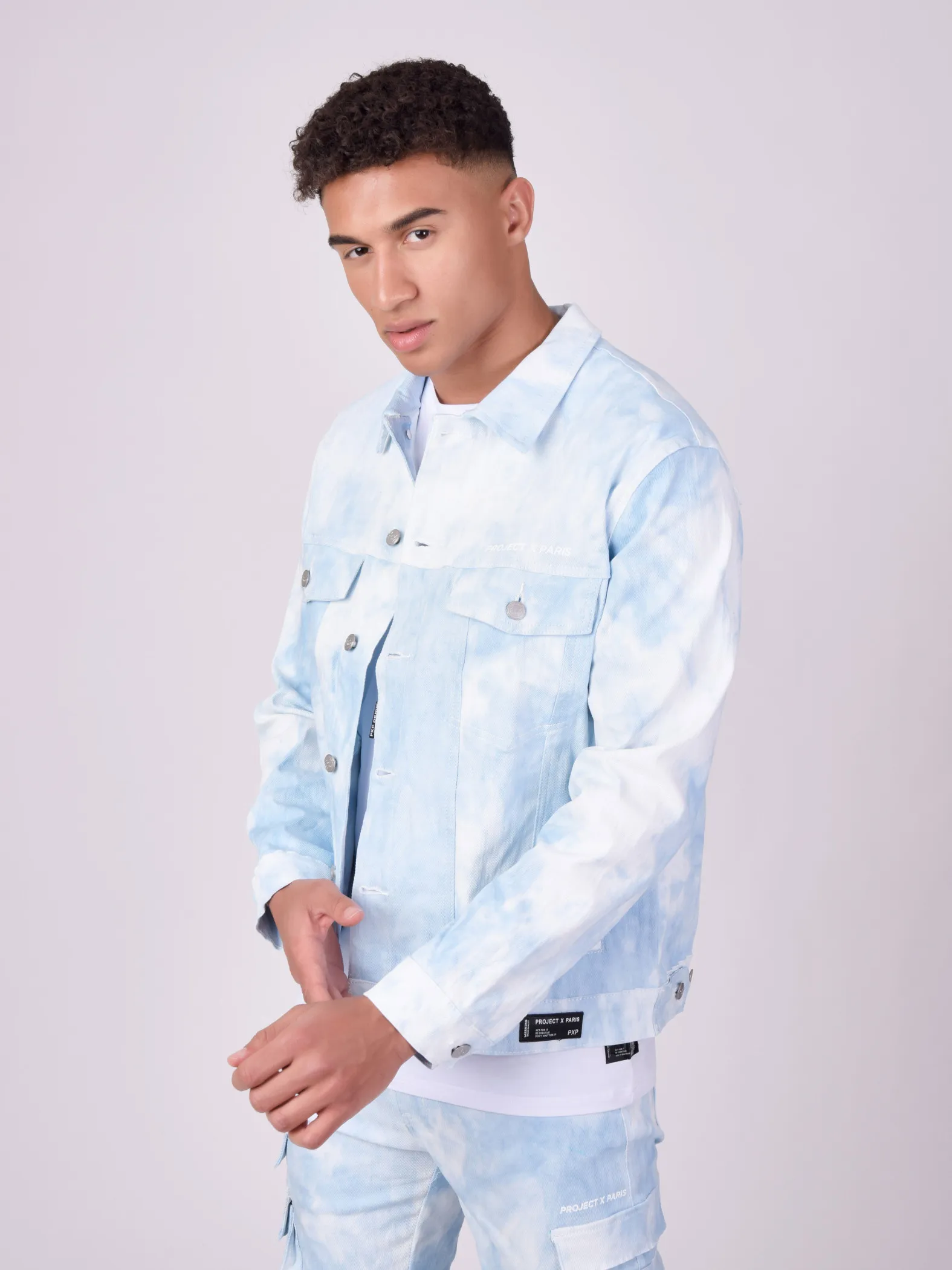Chaqueta vaquera con estampado tie & dye