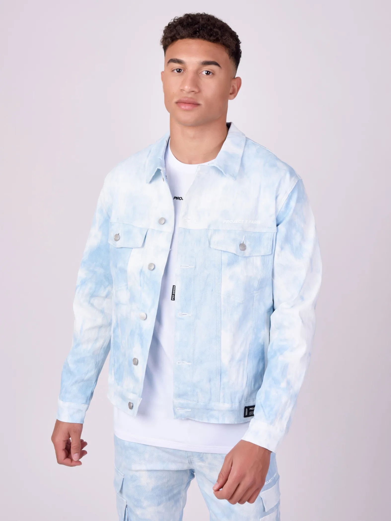 Chaqueta vaquera con estampado tie & dye