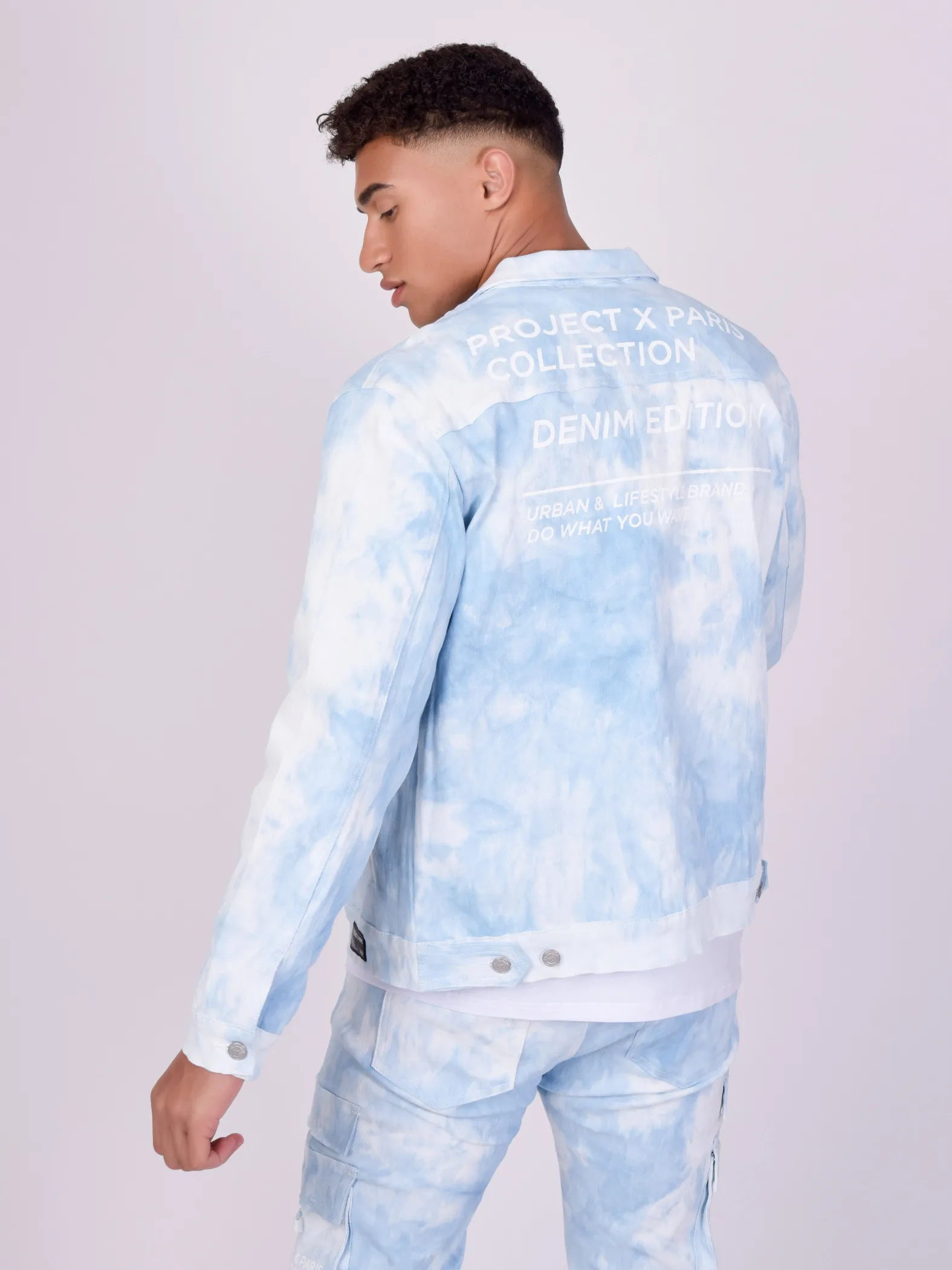 Chaqueta vaquera con estampado tie & dye