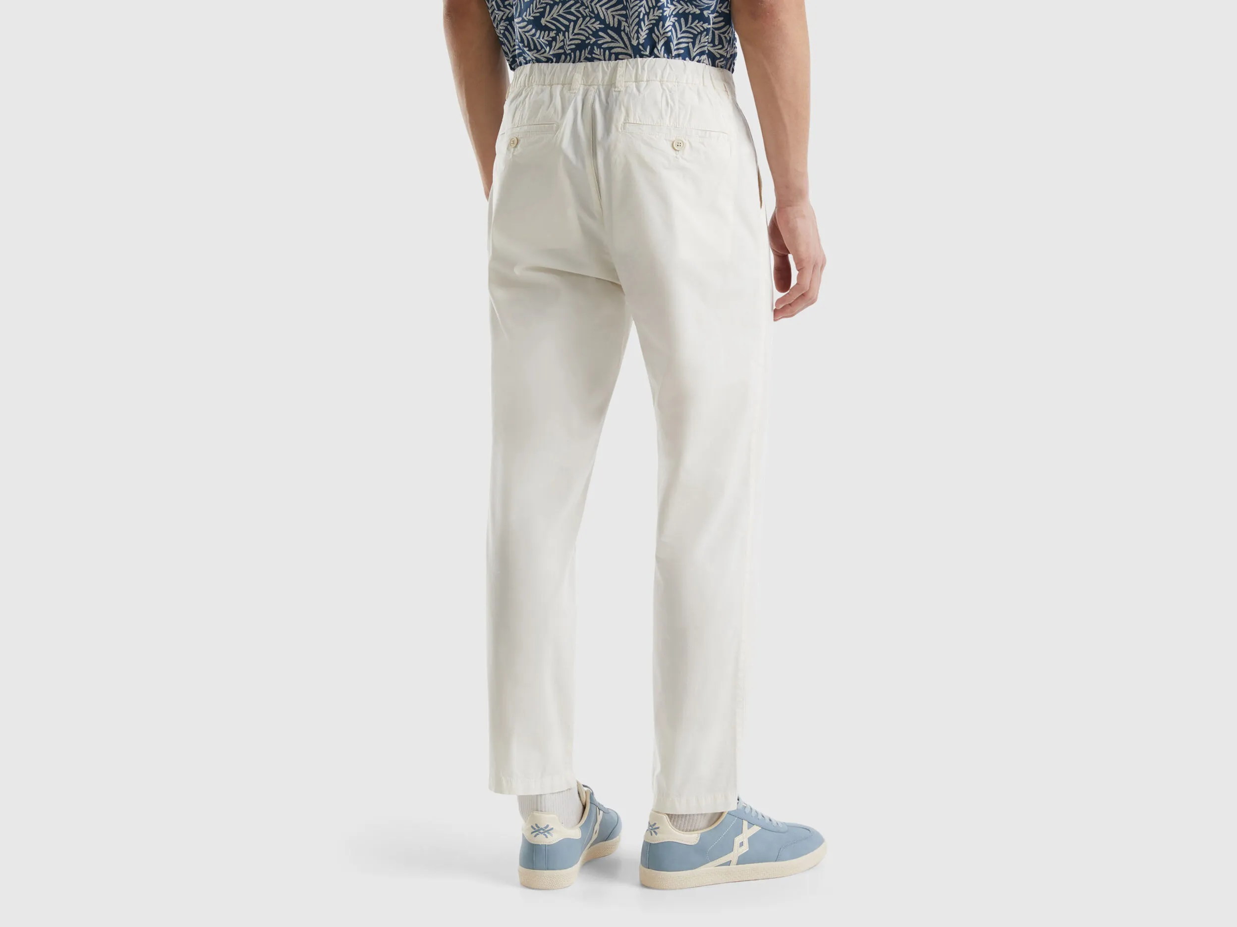 Chinos de corte zanahoria