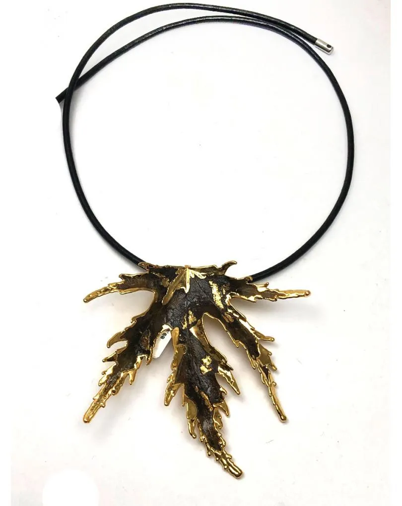COLGANTE BROCHE ARCE CANADIENSE HOJA NATURAL CON BAÑO DE ORO