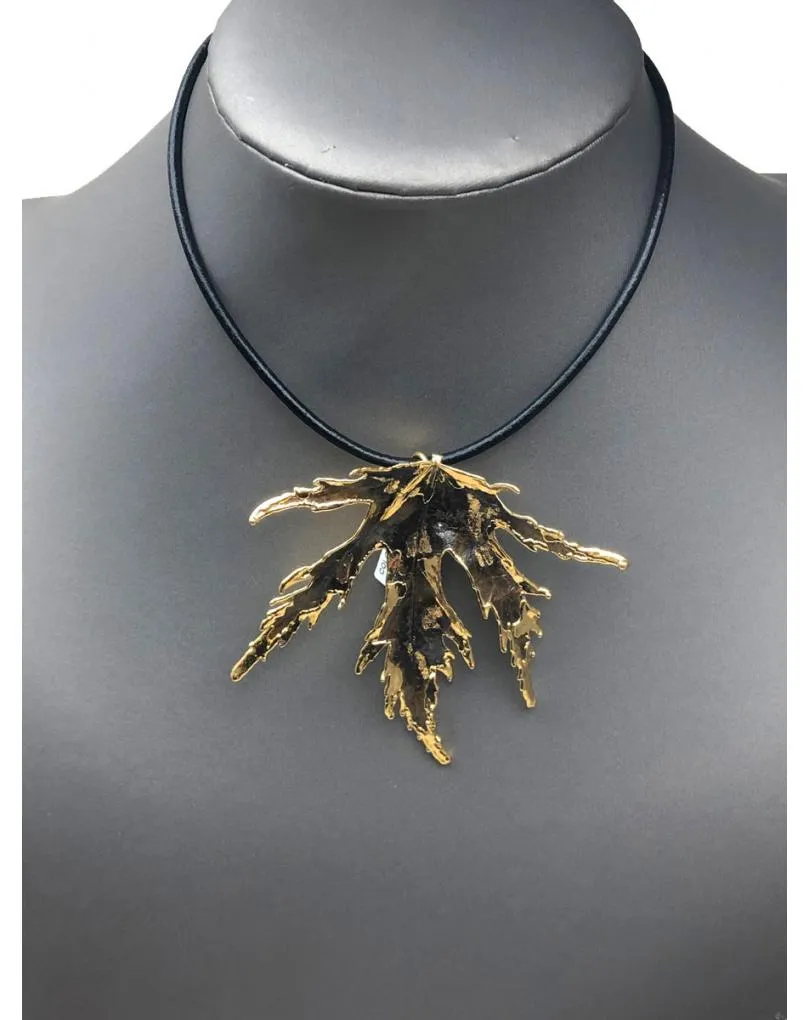 COLGANTE BROCHE ARCE CANADIENSE HOJA NATURAL CON BAÑO DE ORO