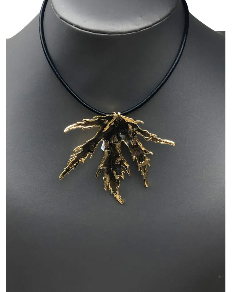 COLGANTE BROCHE ARCE CANADIENSE HOJA NATURAL CON BAÑO DE ORO