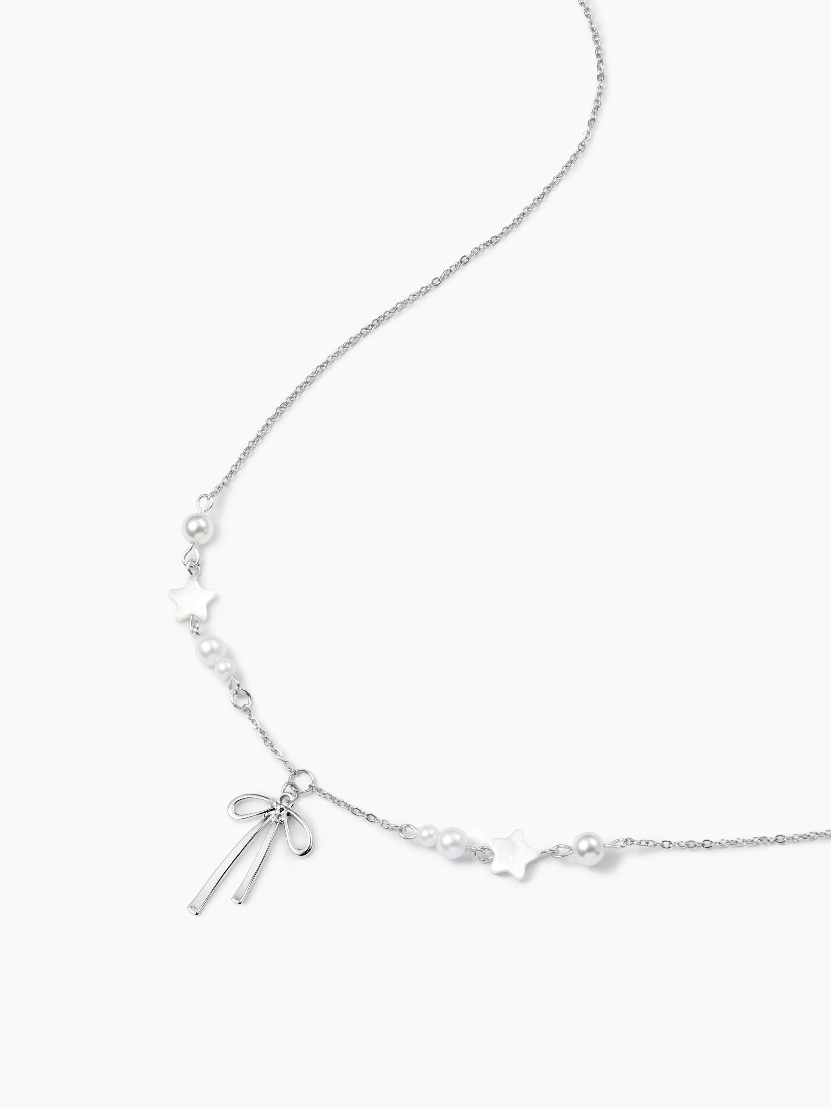 Collar con colgante de lazo