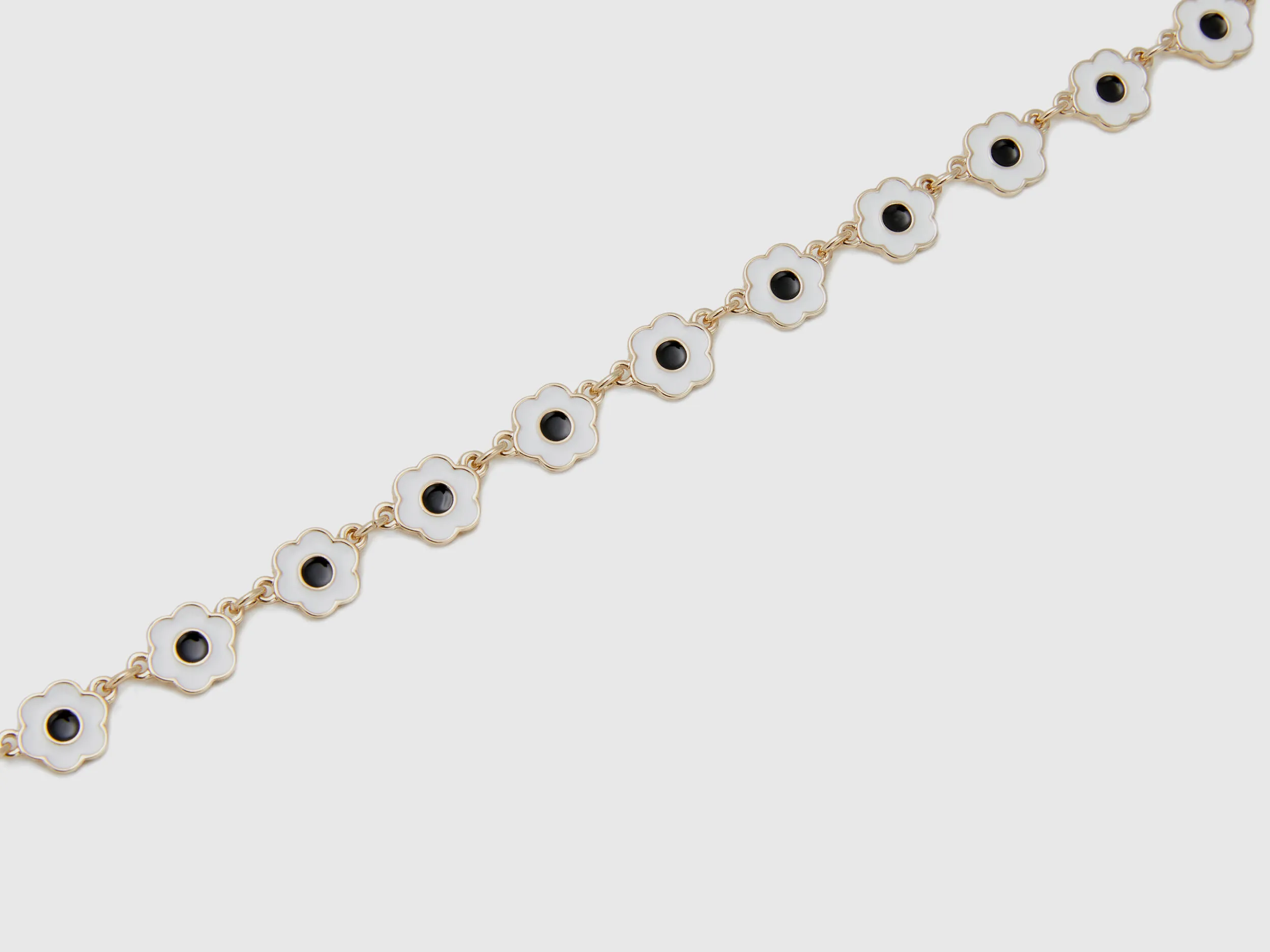 Collar dorado con flores blancas