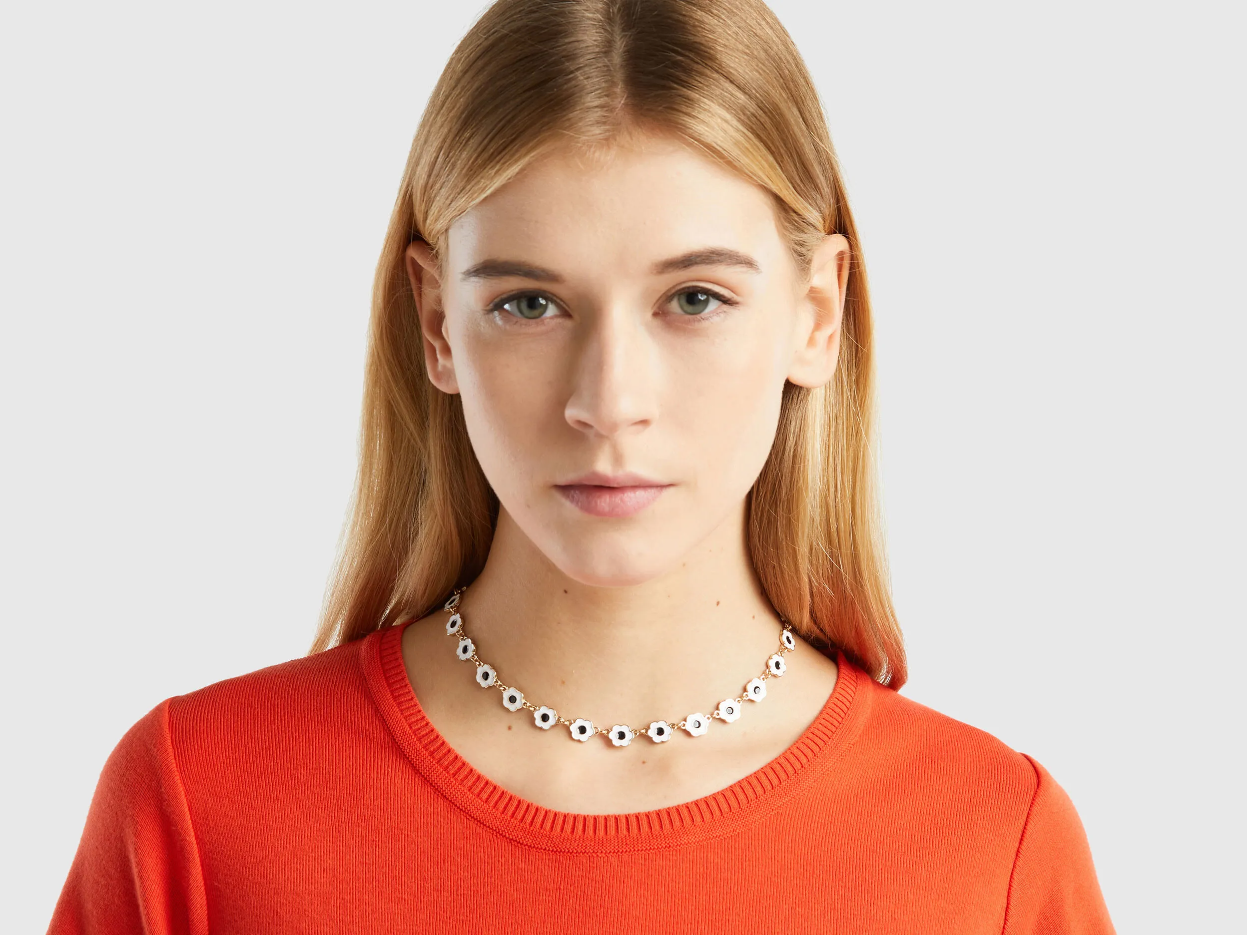 Collar dorado con flores blancas